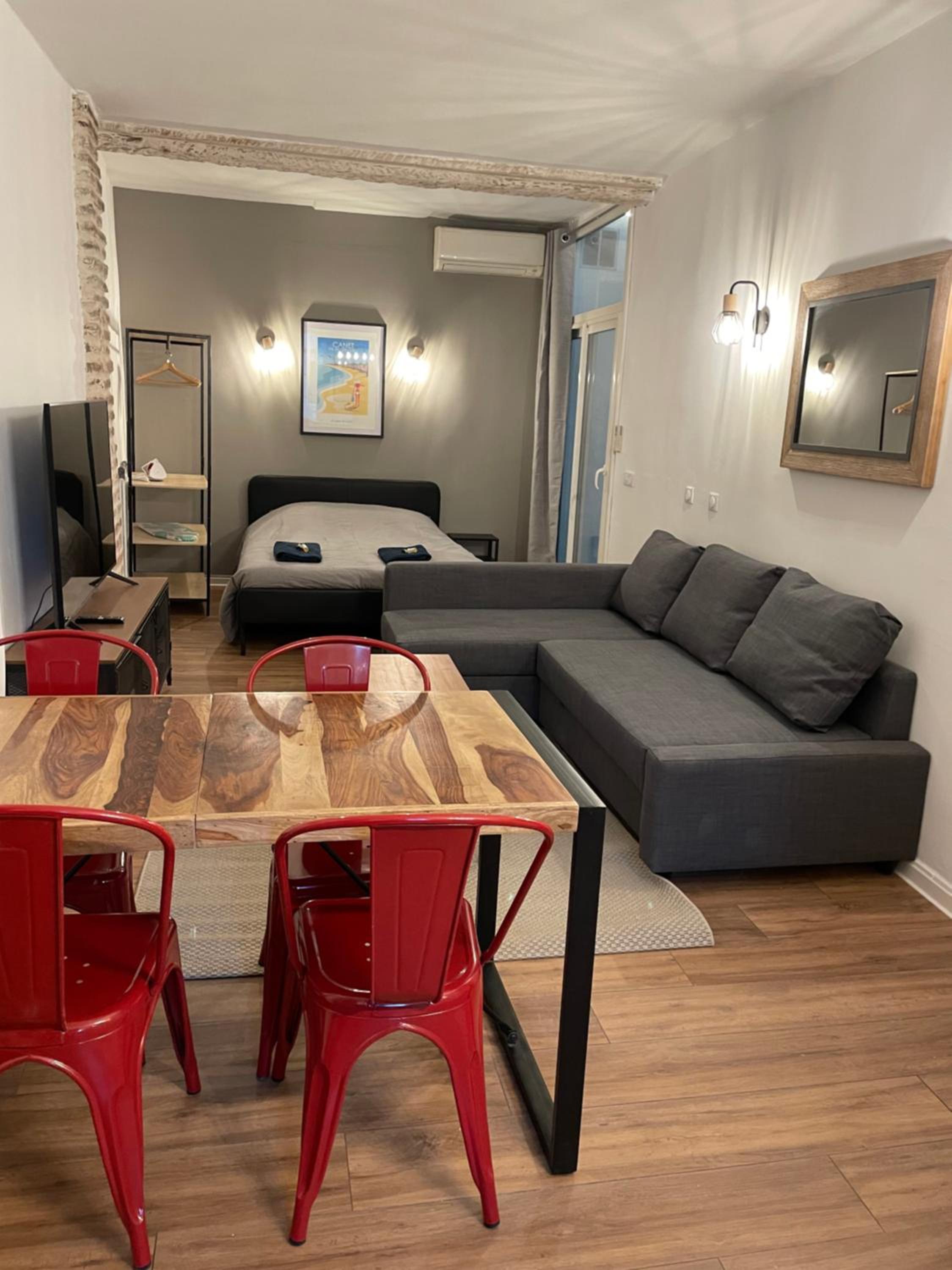 One-Bedroom Apartment - Photo 2