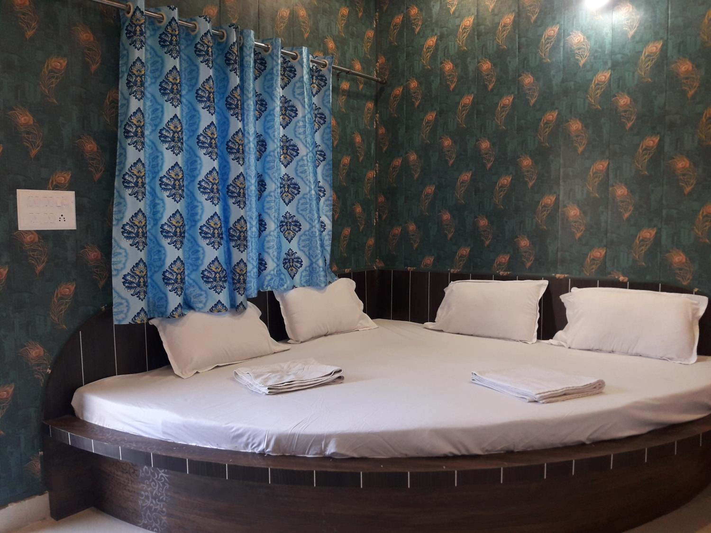 Deluxe Queen Suite photo 2