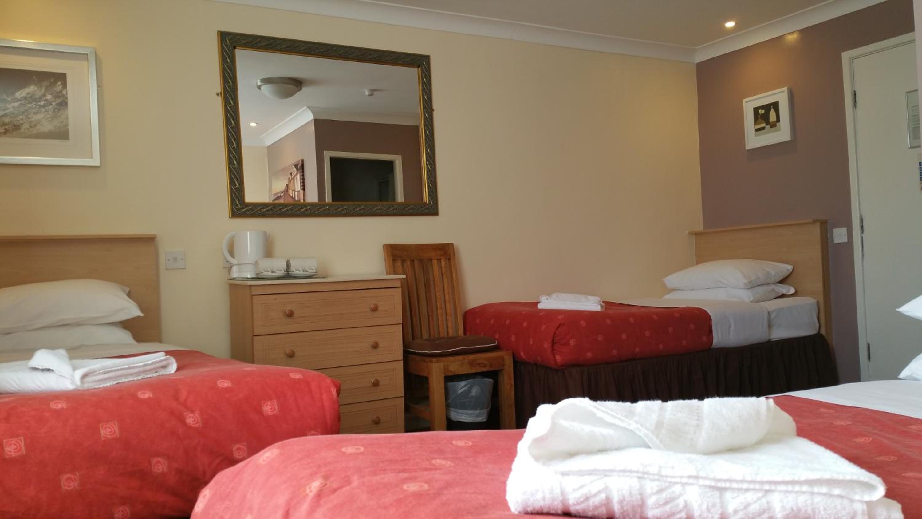 Quadruple Room with Bathroom - Photo 2