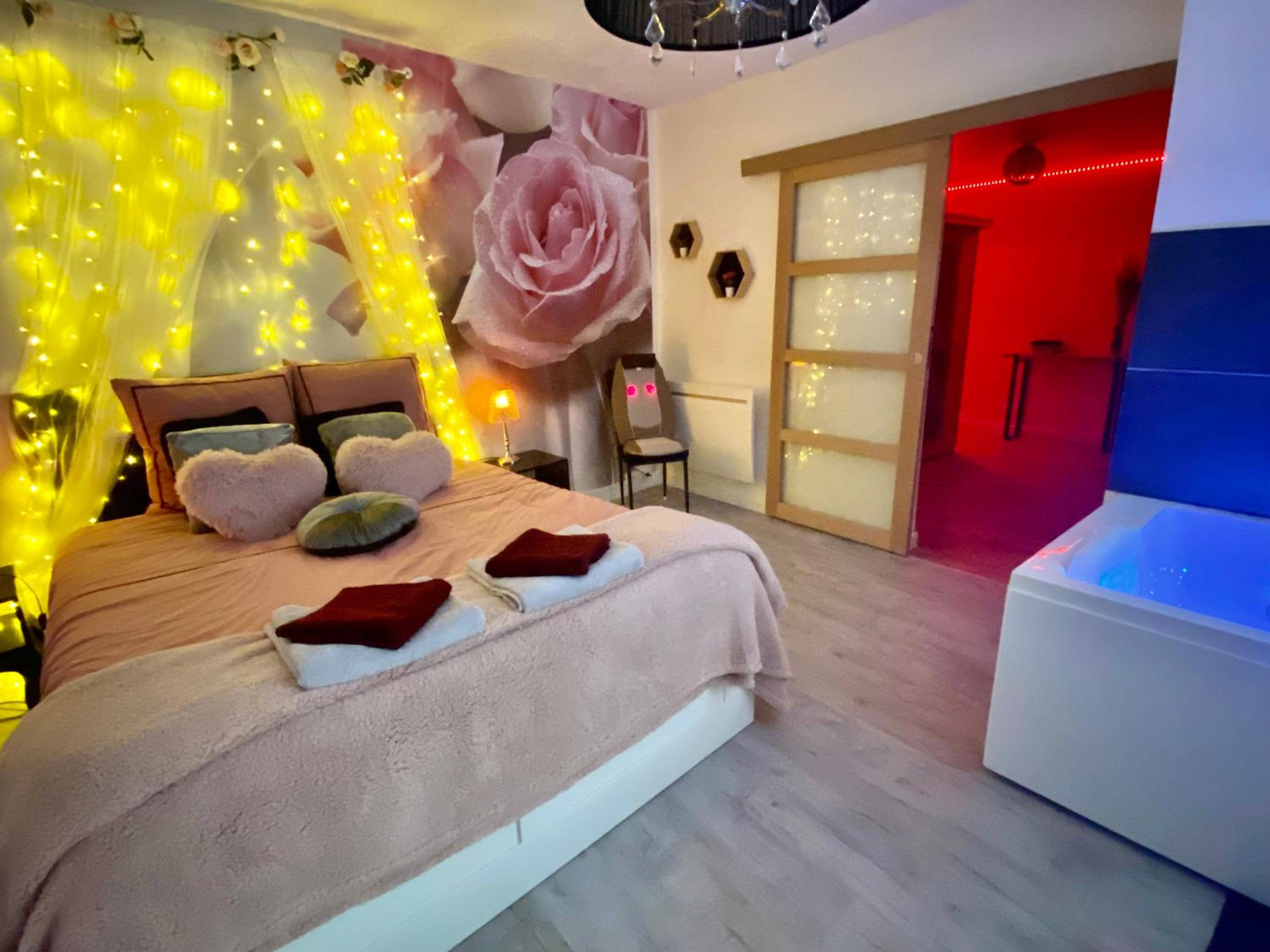 Suite with Hot Tub - Photo 4