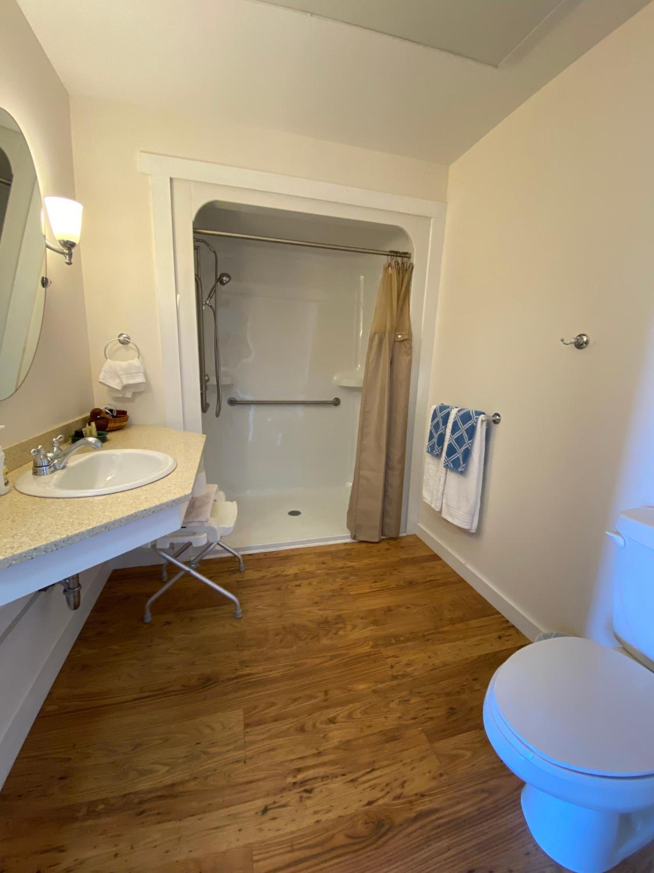 Queen Room - Disability Access with Lake View photo 3