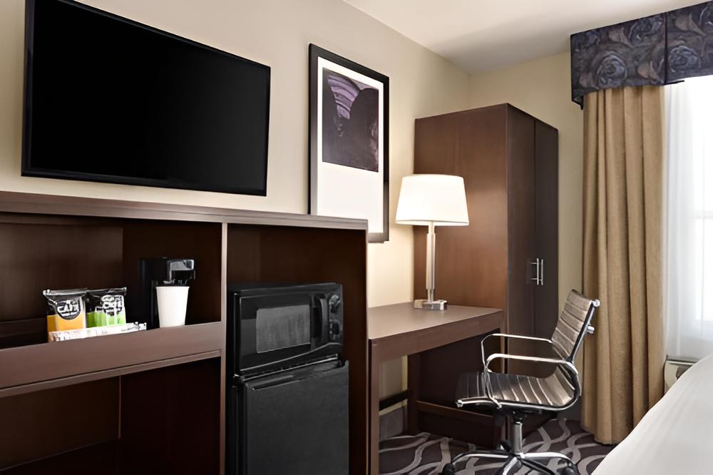 1 King Bed, Mobility Accessible Room, Bathtub w/ Grab Bars, Non-Smoking