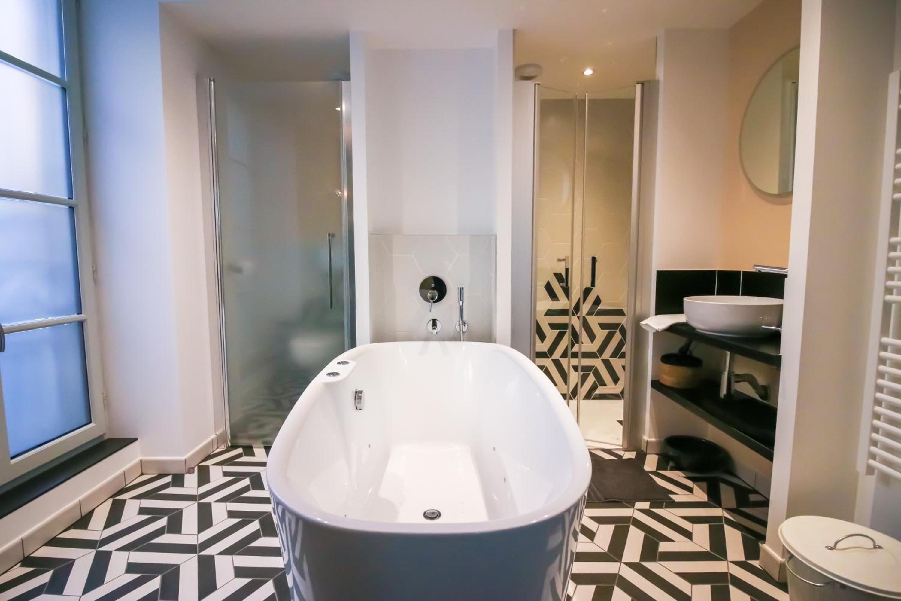Deluxe Double Room with Bath - Photo 5