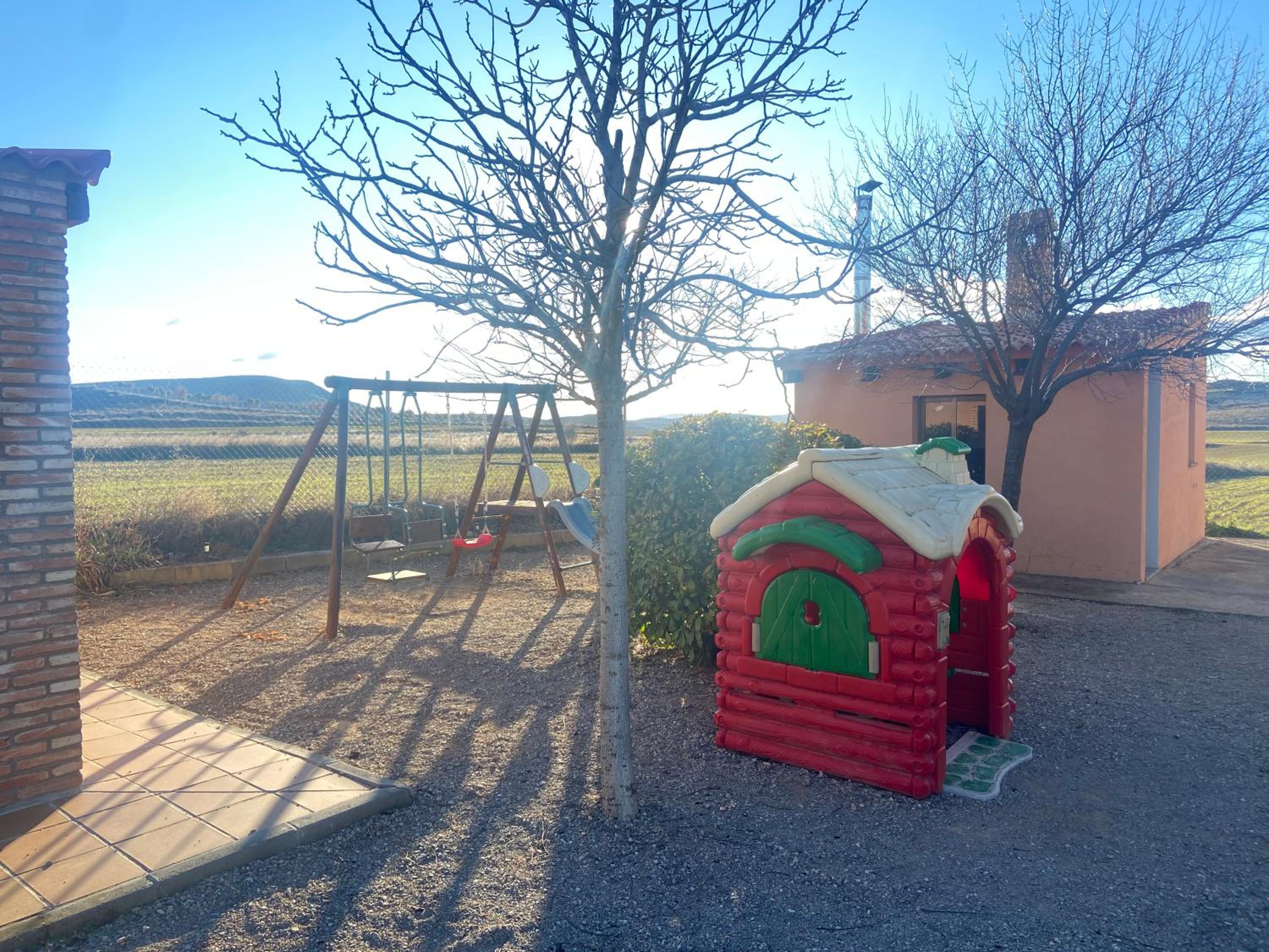 Five-Bedroom House photo 1