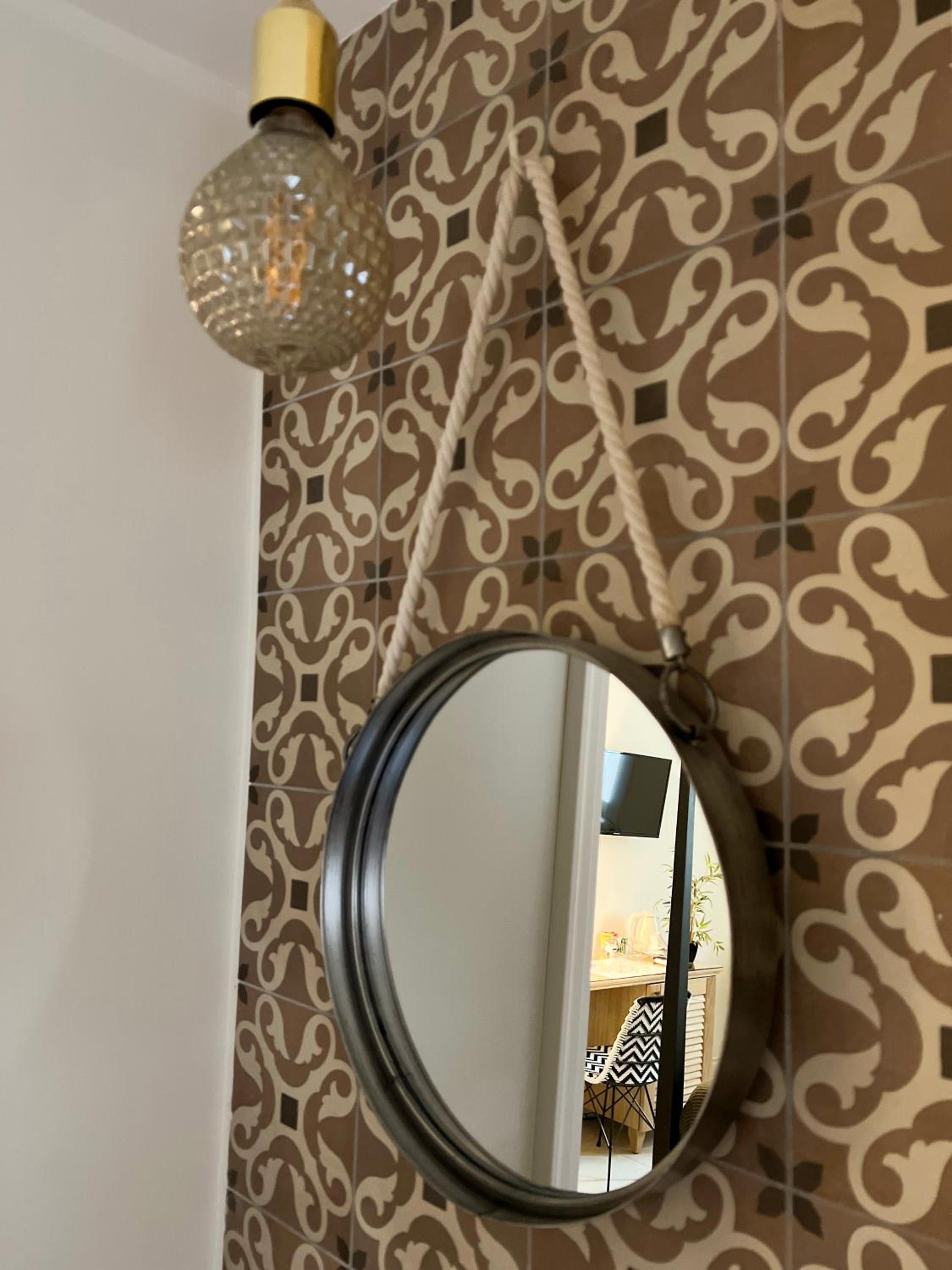 Deluxe King Room - Photo 5