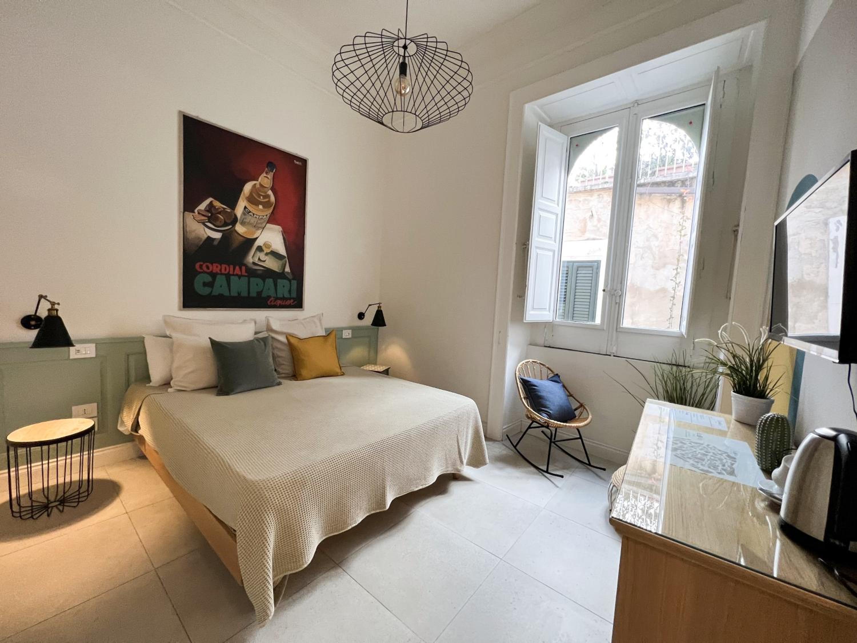 Deluxe King Room - Photo 8