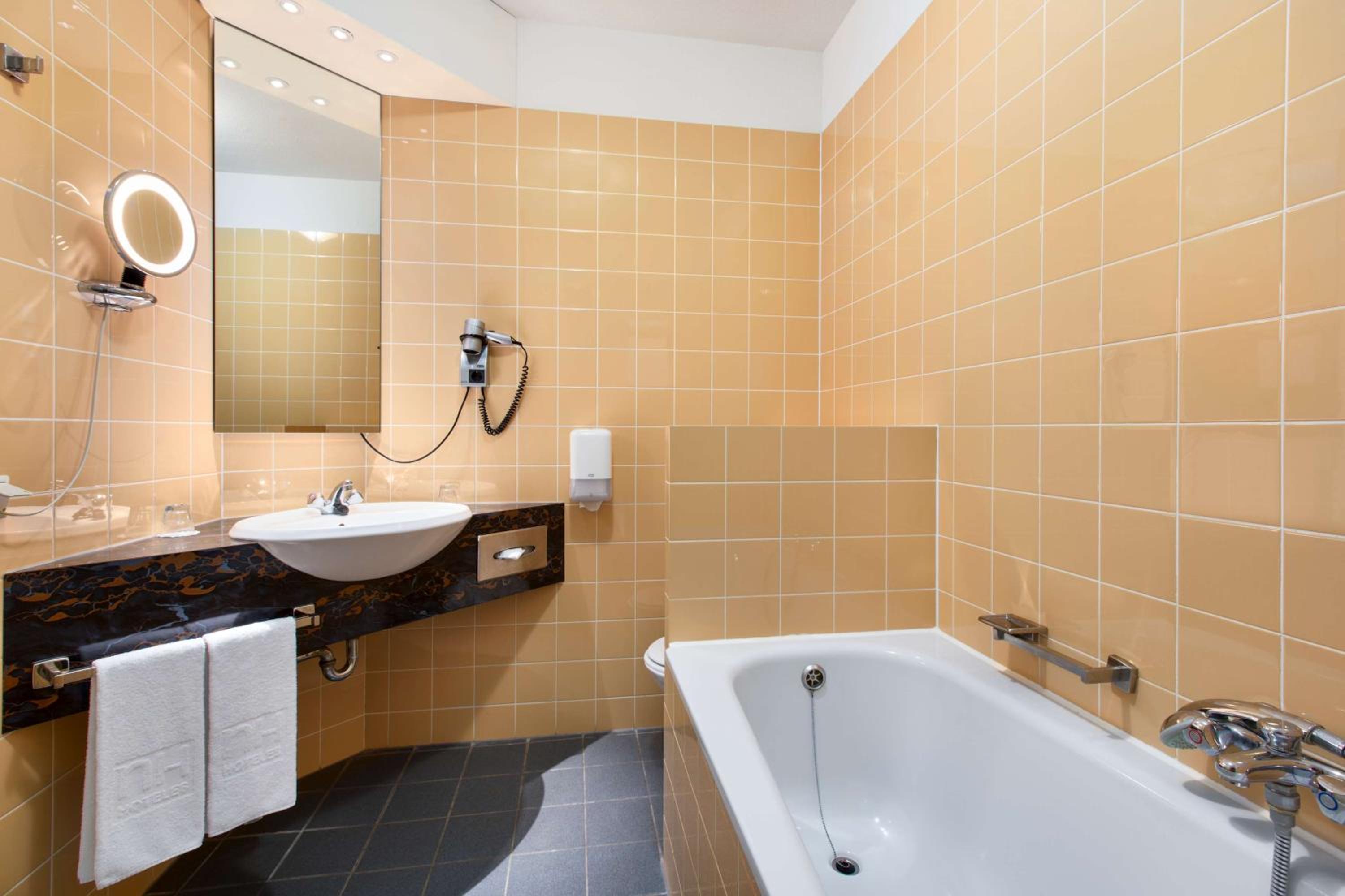 Standard Double or Twin Room photo 3