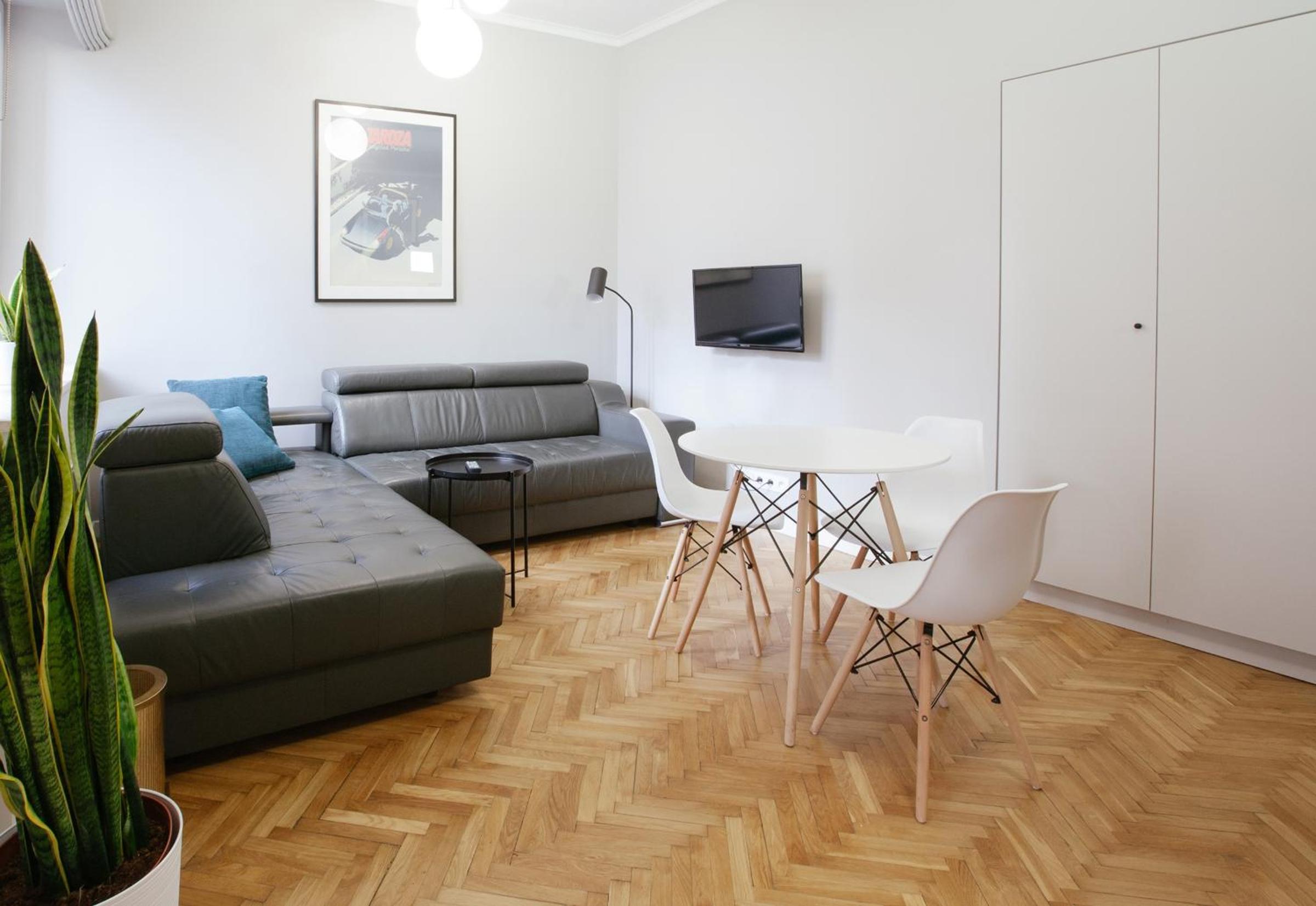 One-Bedroom Apartment - Photo 2