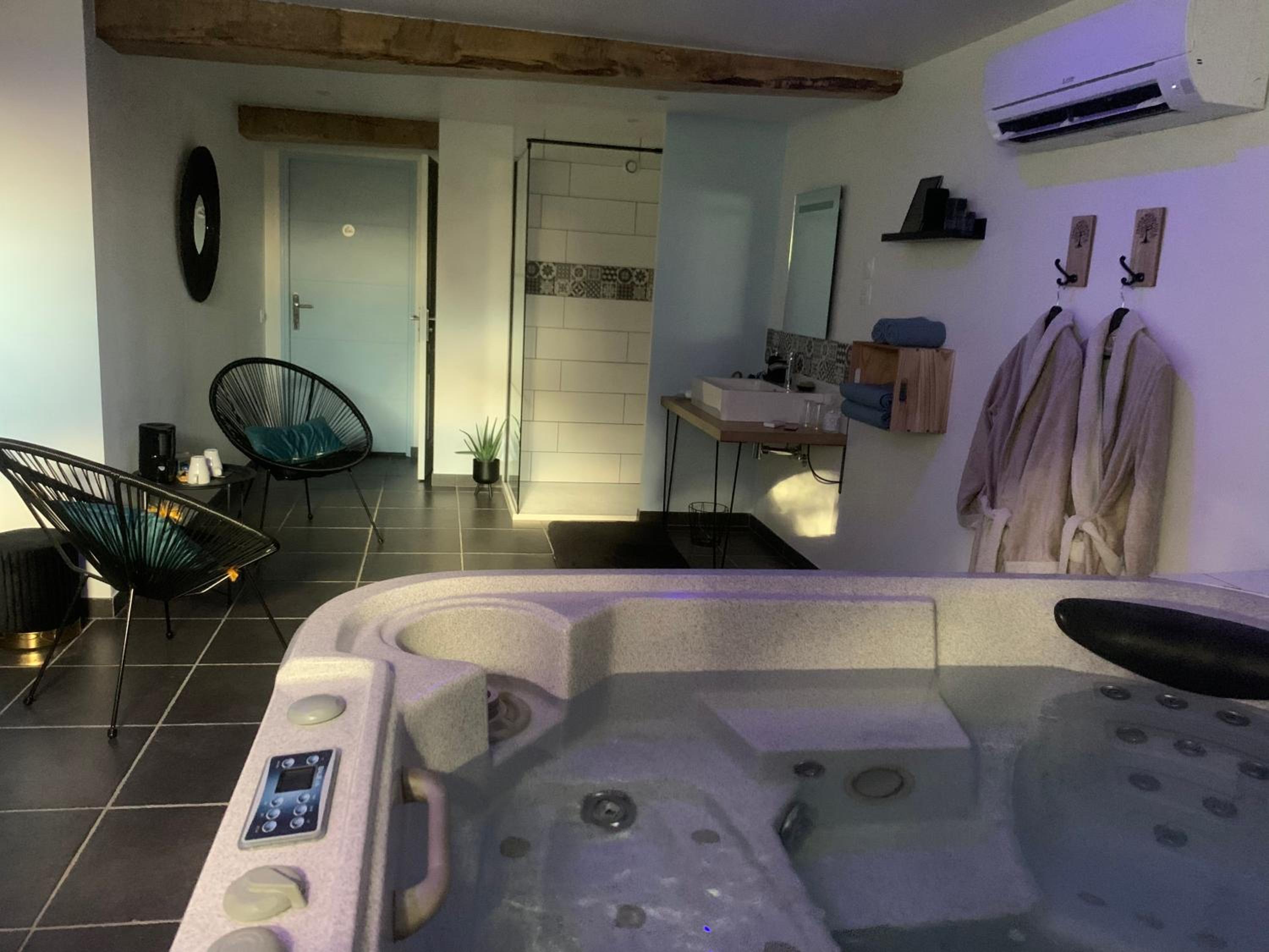 Suite with Hot Tub
