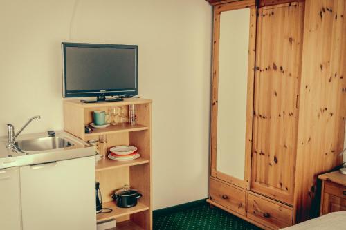 Budget Double Room photo 3