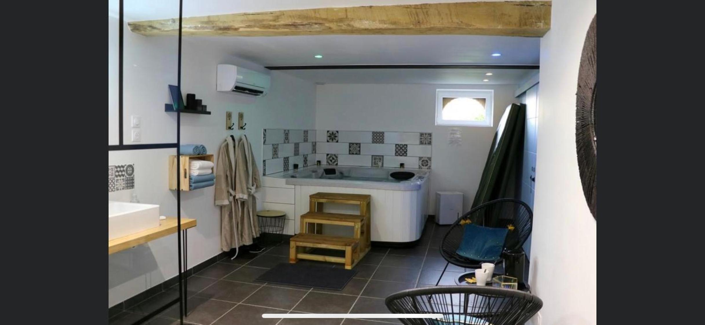 Suite with Hot Tub photo 2