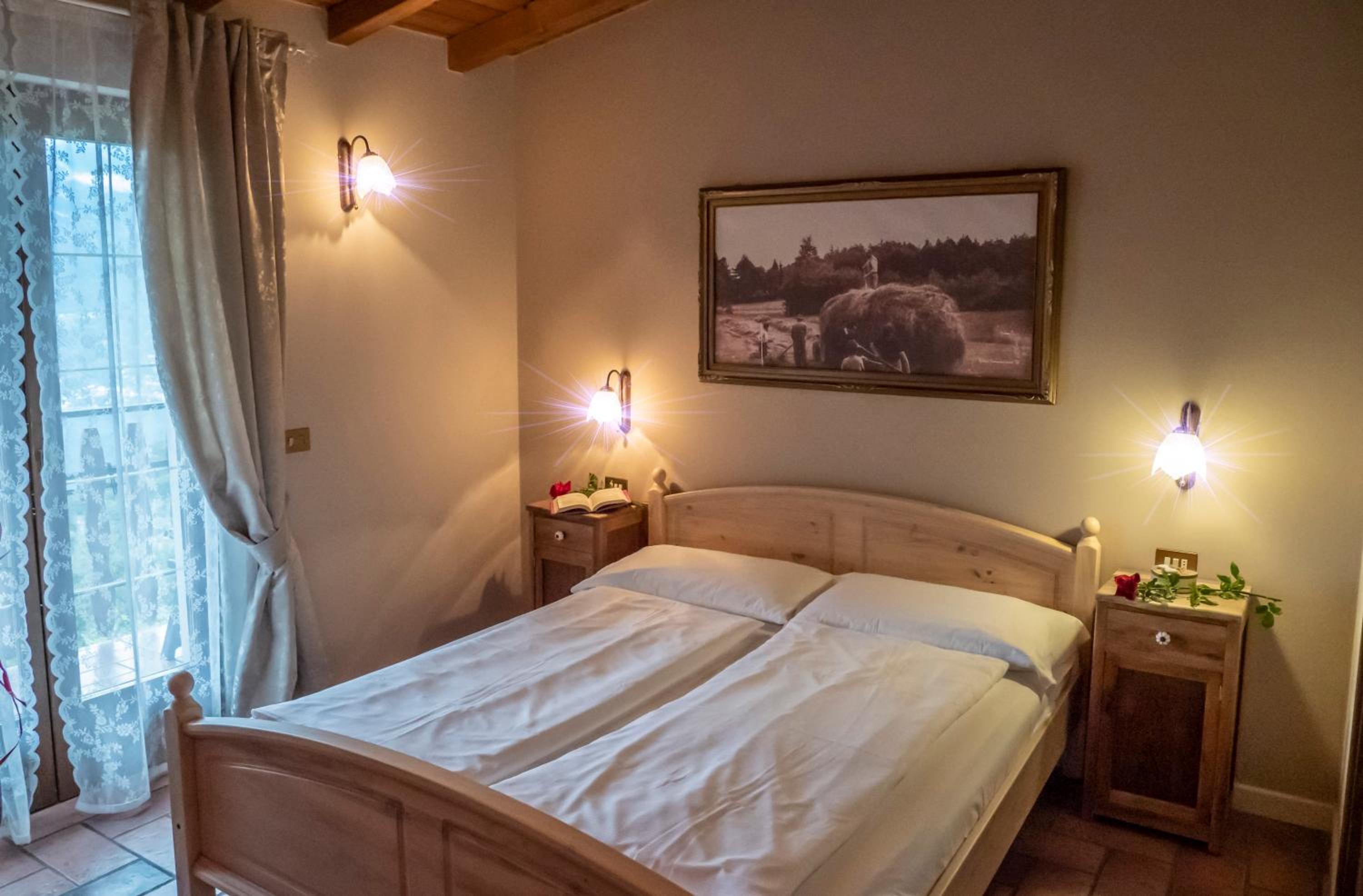 Double or Twin Room with Lake View - Photo 1