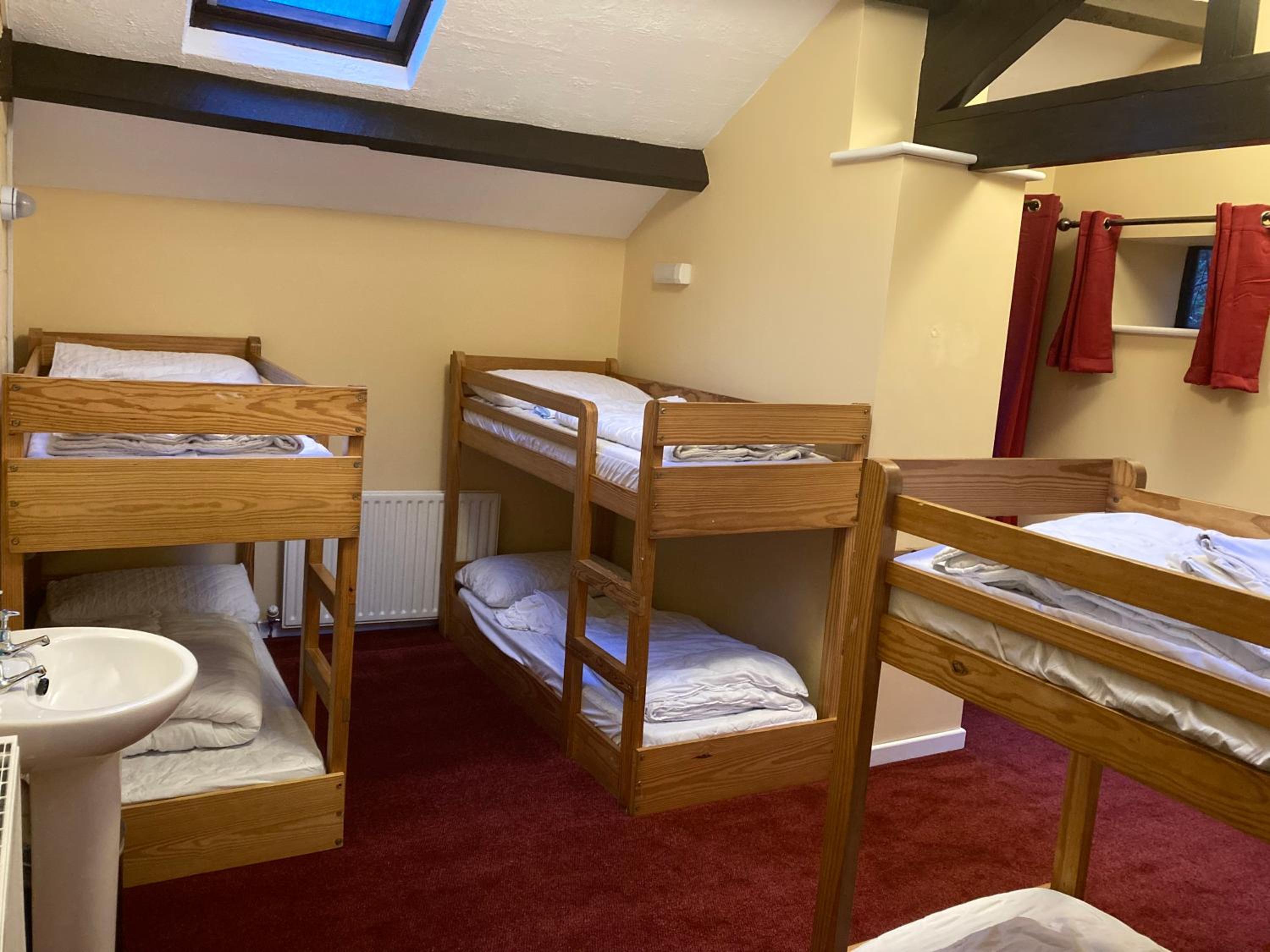 Dormitory Room with Shared Bathroom (6 Adults)