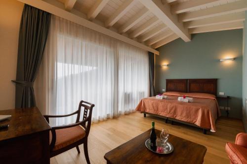 Suite with Balcony - Photo 17