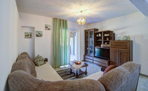 Three-Bedroom Apartment - Photo 4