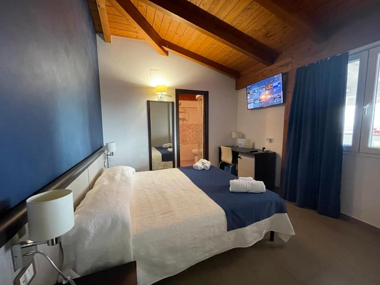 Deluxe Double or Twin Room - Photo 2