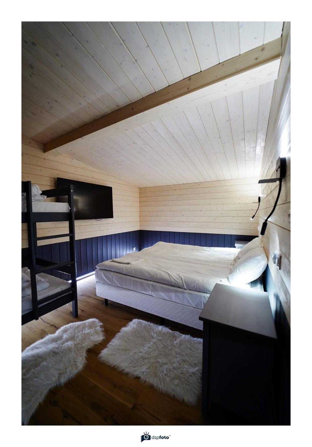 Five-Bedroom House photo 3