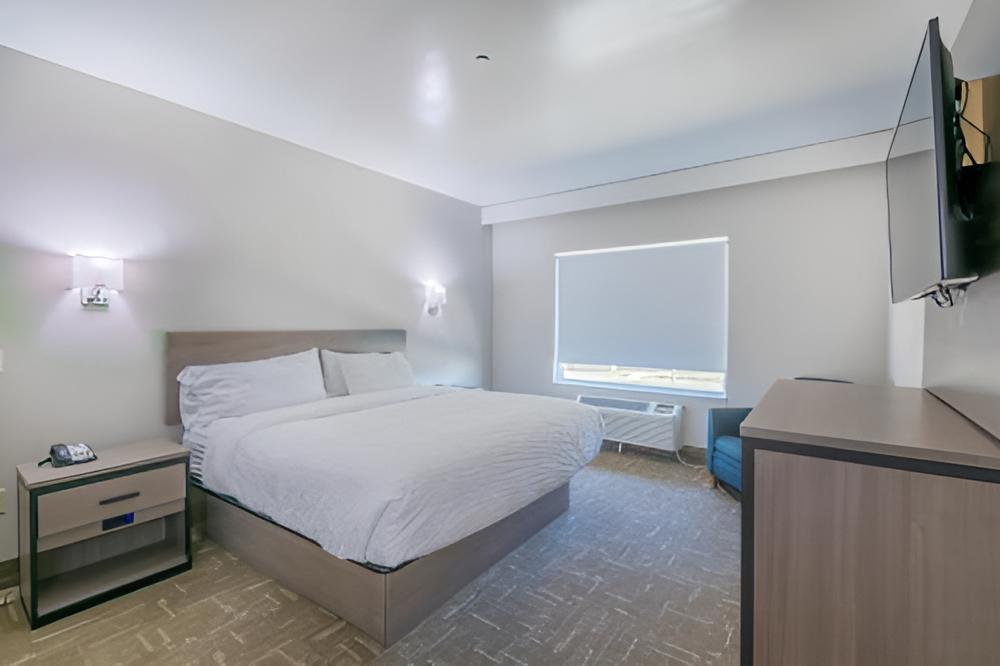 King Suite - Accessible/Non Smoking photo 1