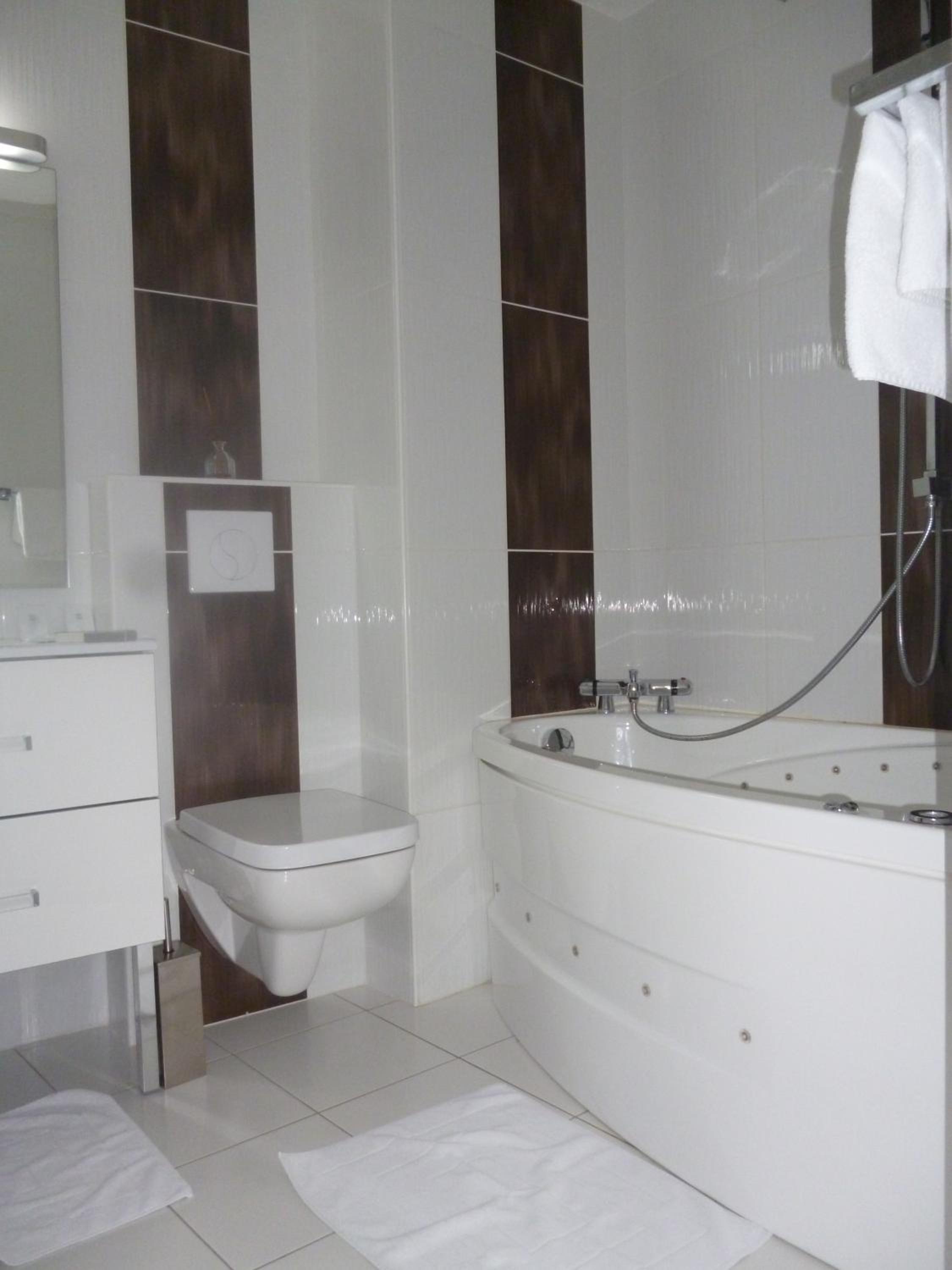 Double Room with Spa Bath photo 2