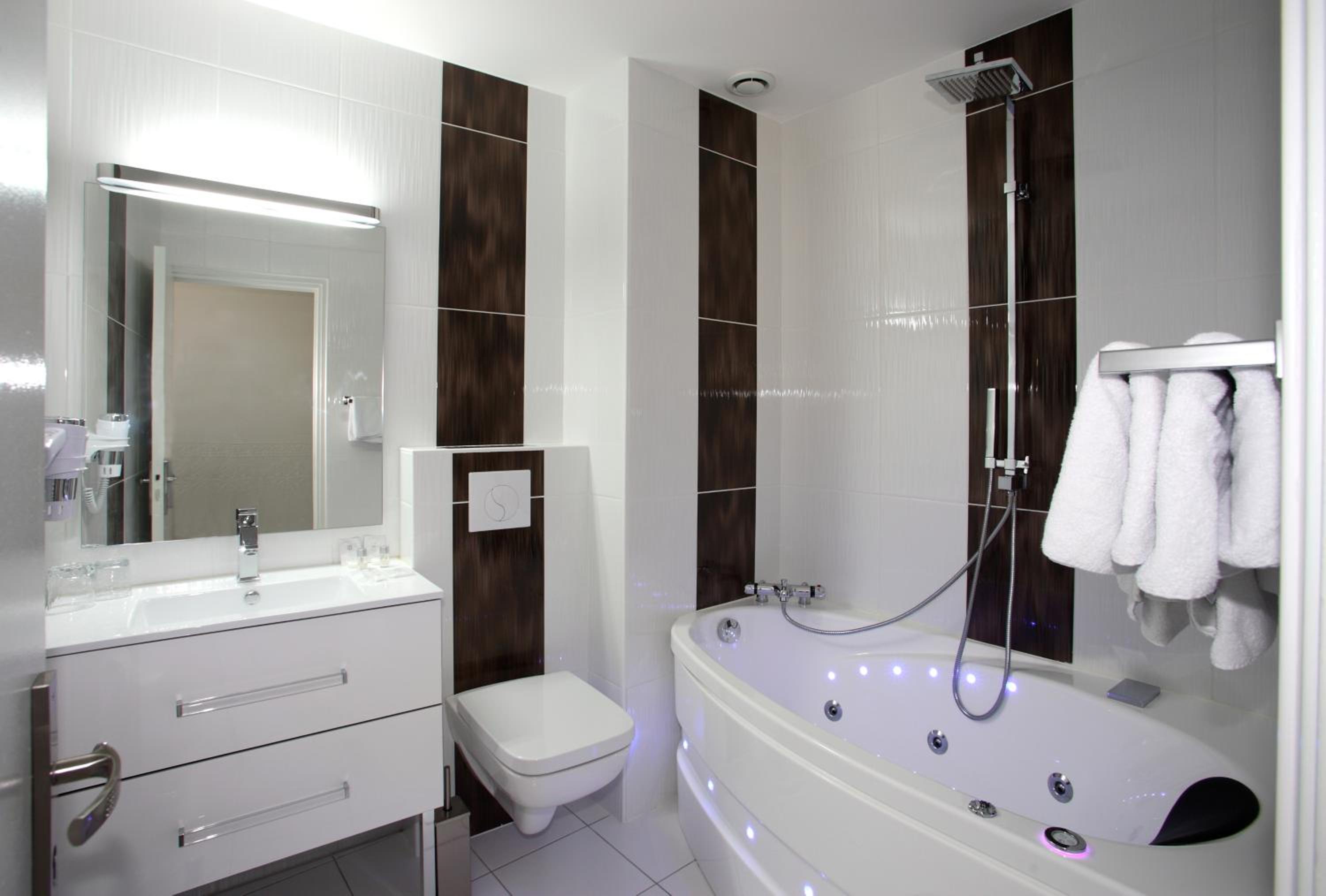 Double Room with Spa Bath photo 3