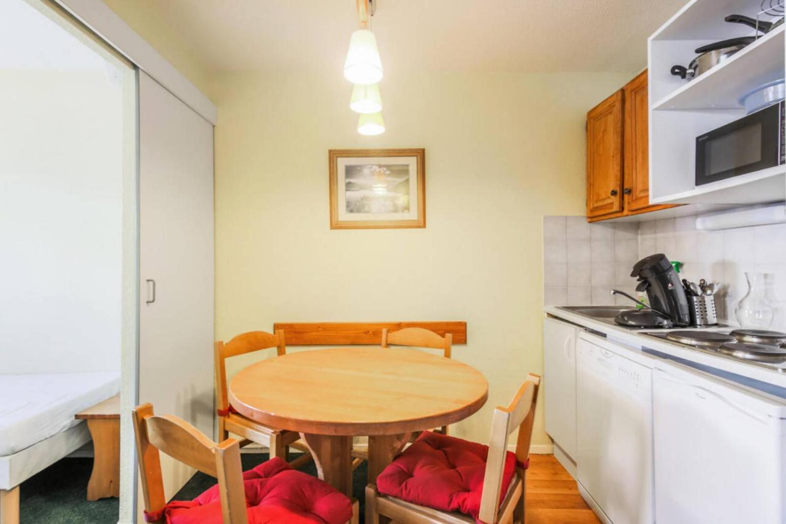 Select One-Bedroom Apartment (4 People)