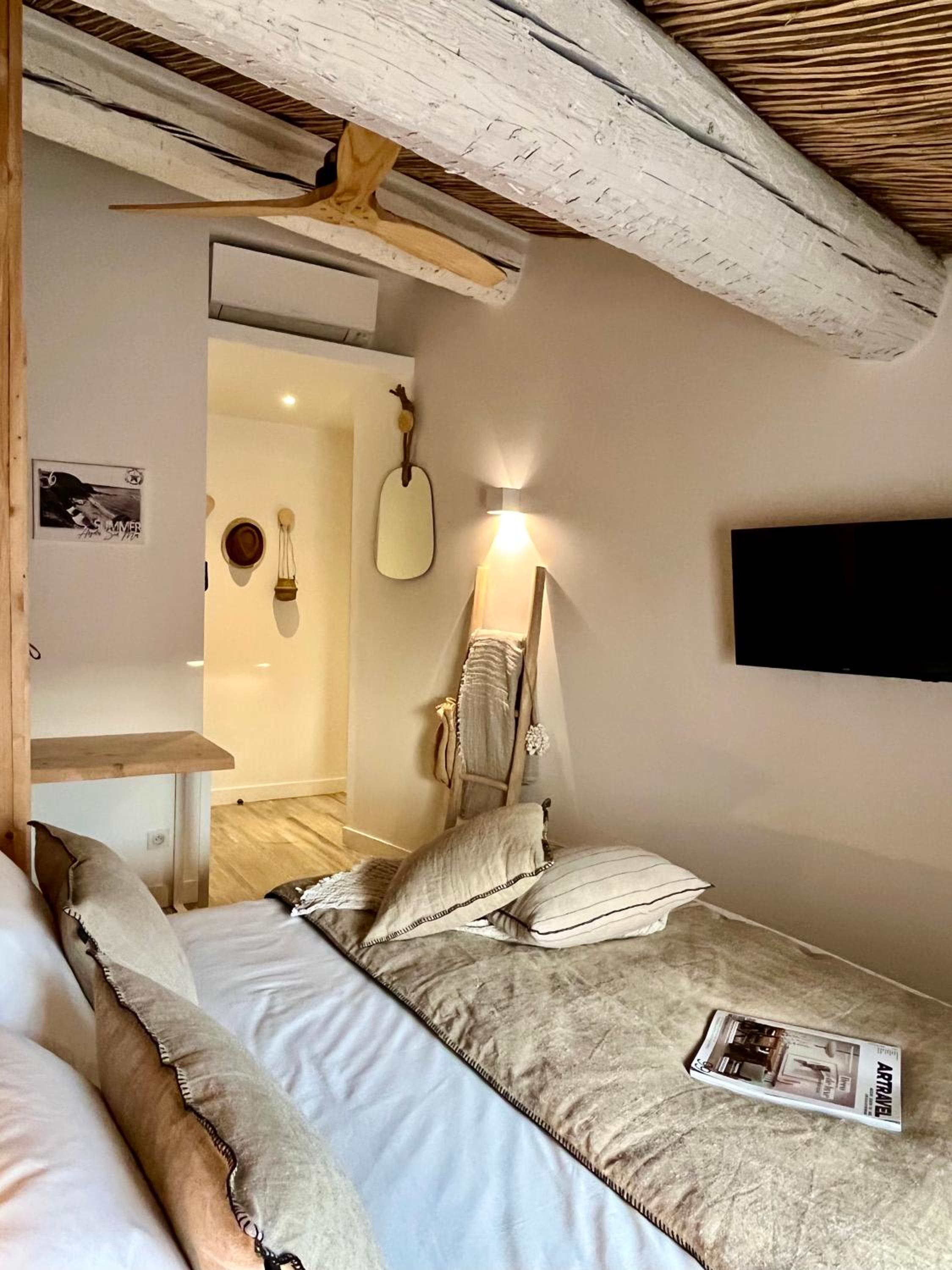 Double Room with Pool View - Photo 1