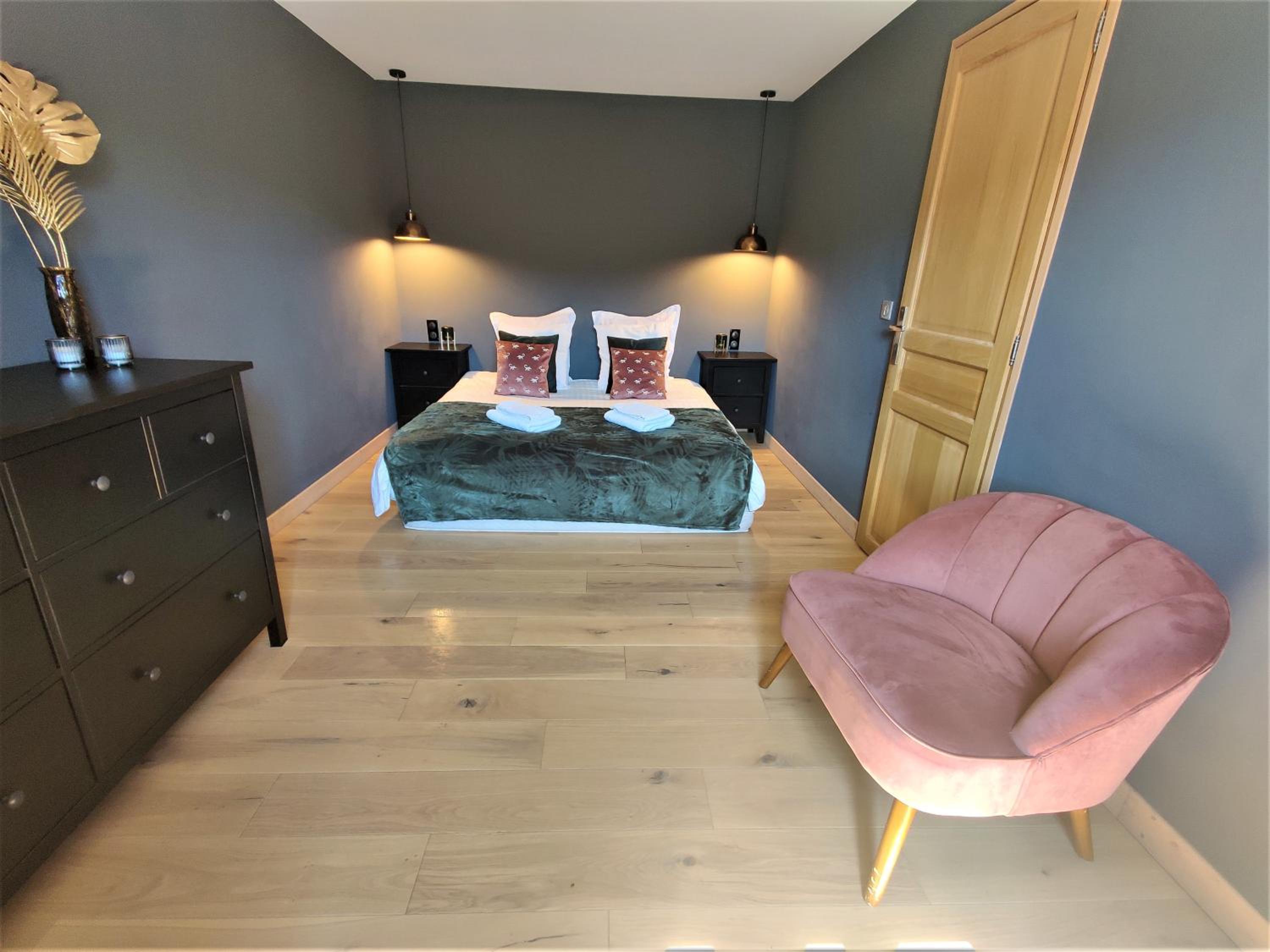 Six-Bedroom House photo 2