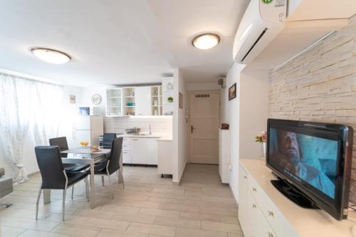 One-Bedroom Apartment - Photo 12