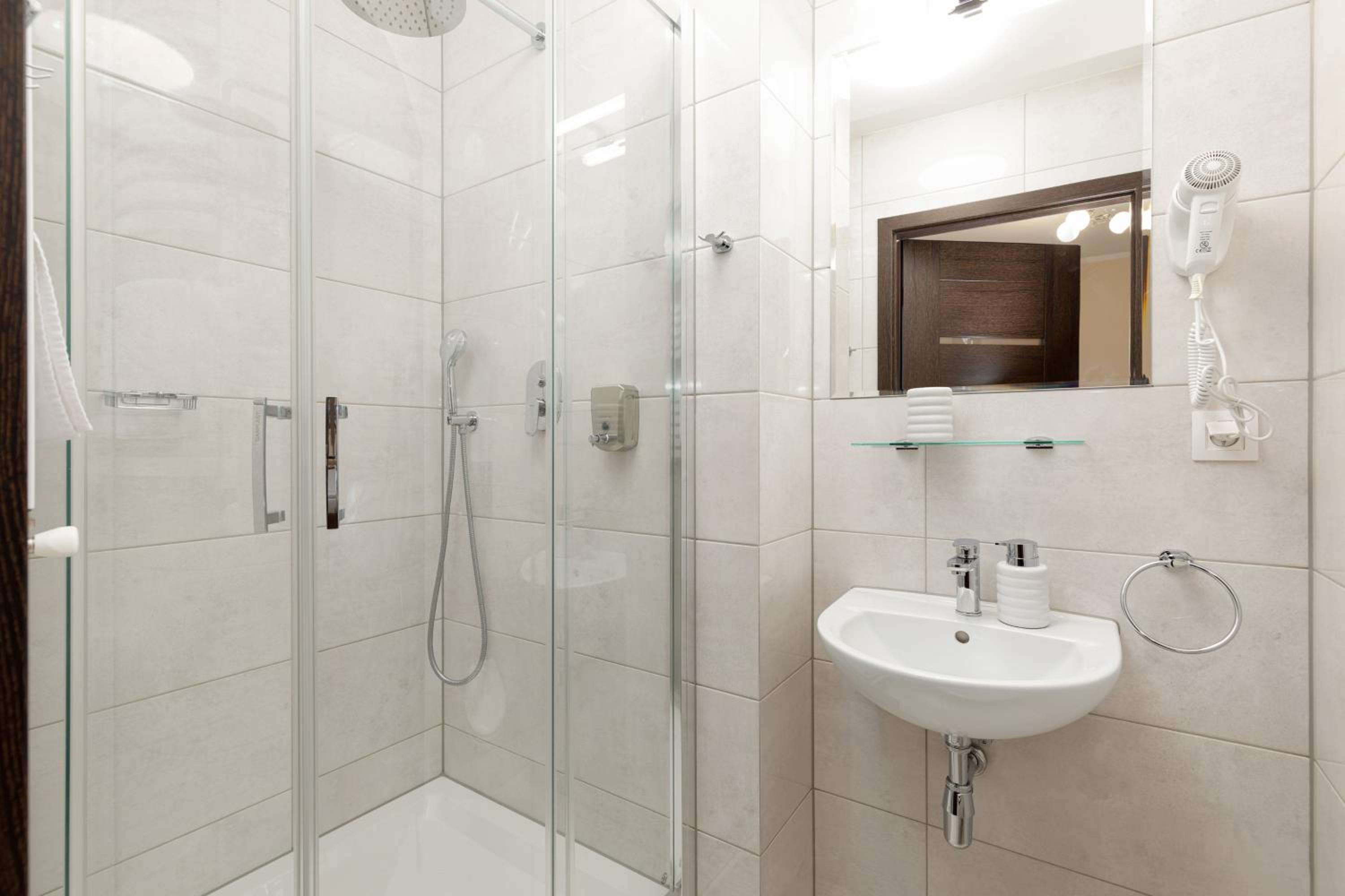Double Room with Balcony - Photo 11