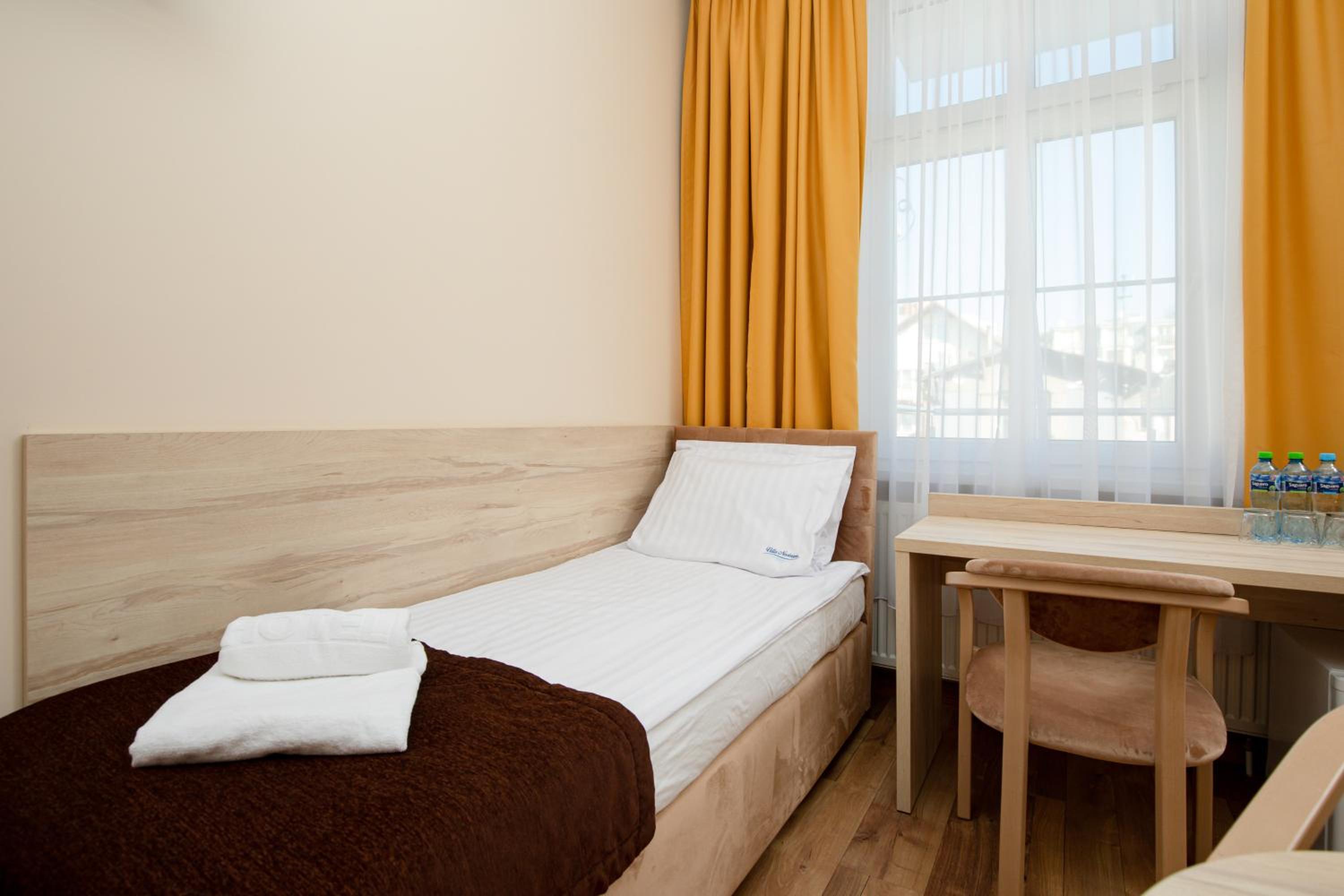 Triple Room with Balcony - Photo 8