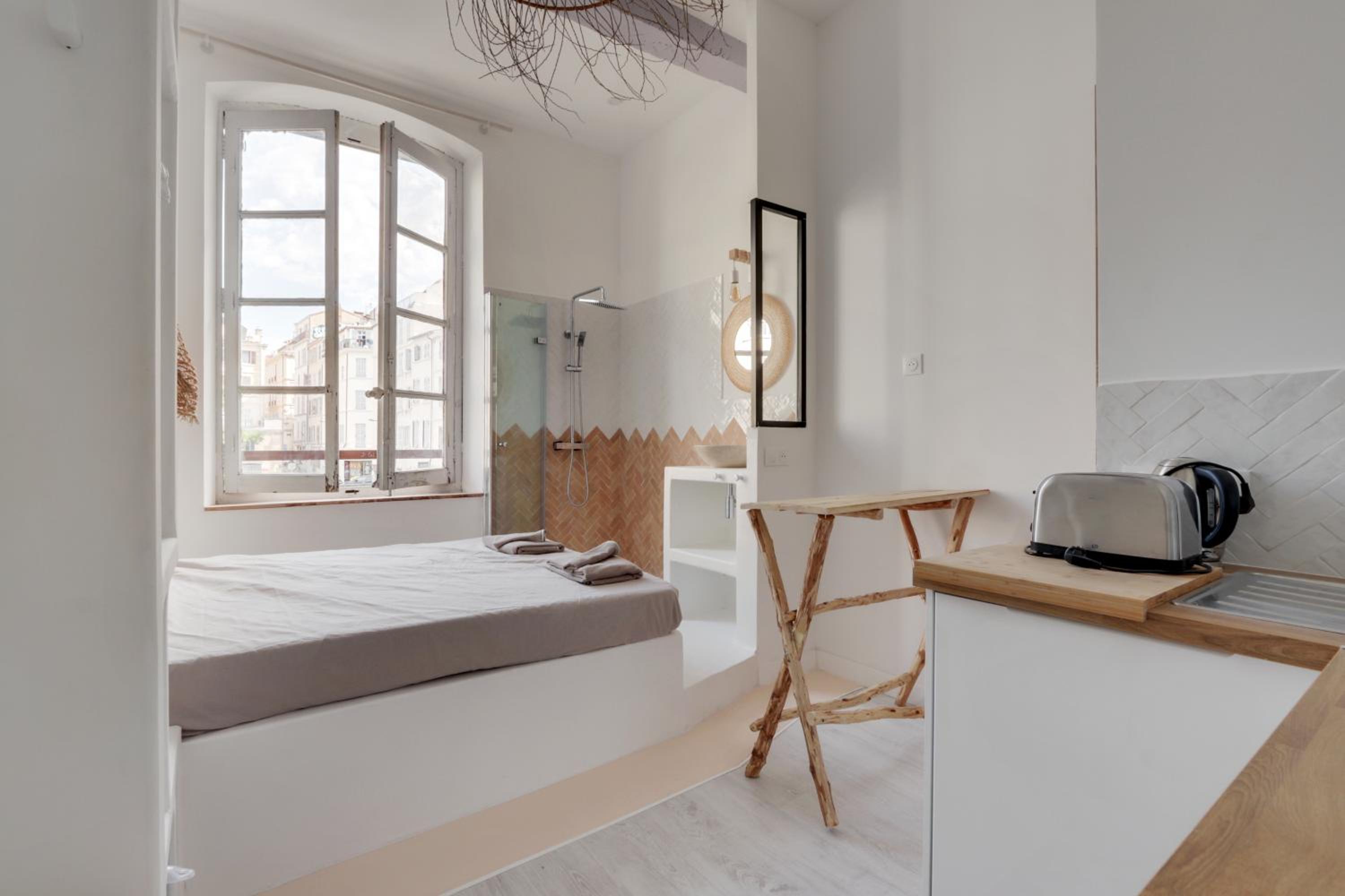 Studio Apartment - Photo 1