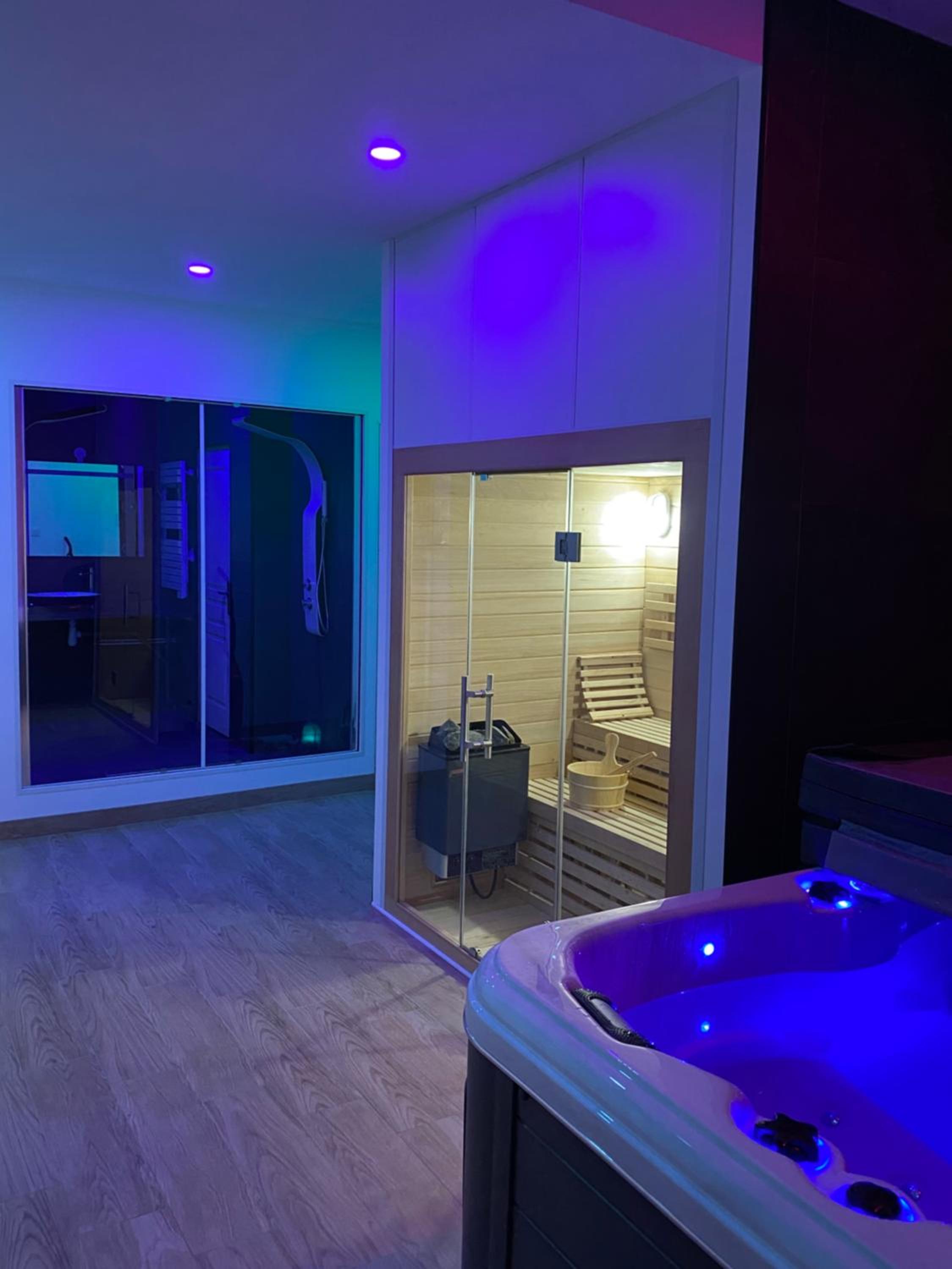 Suite with Hot Tub photo 1