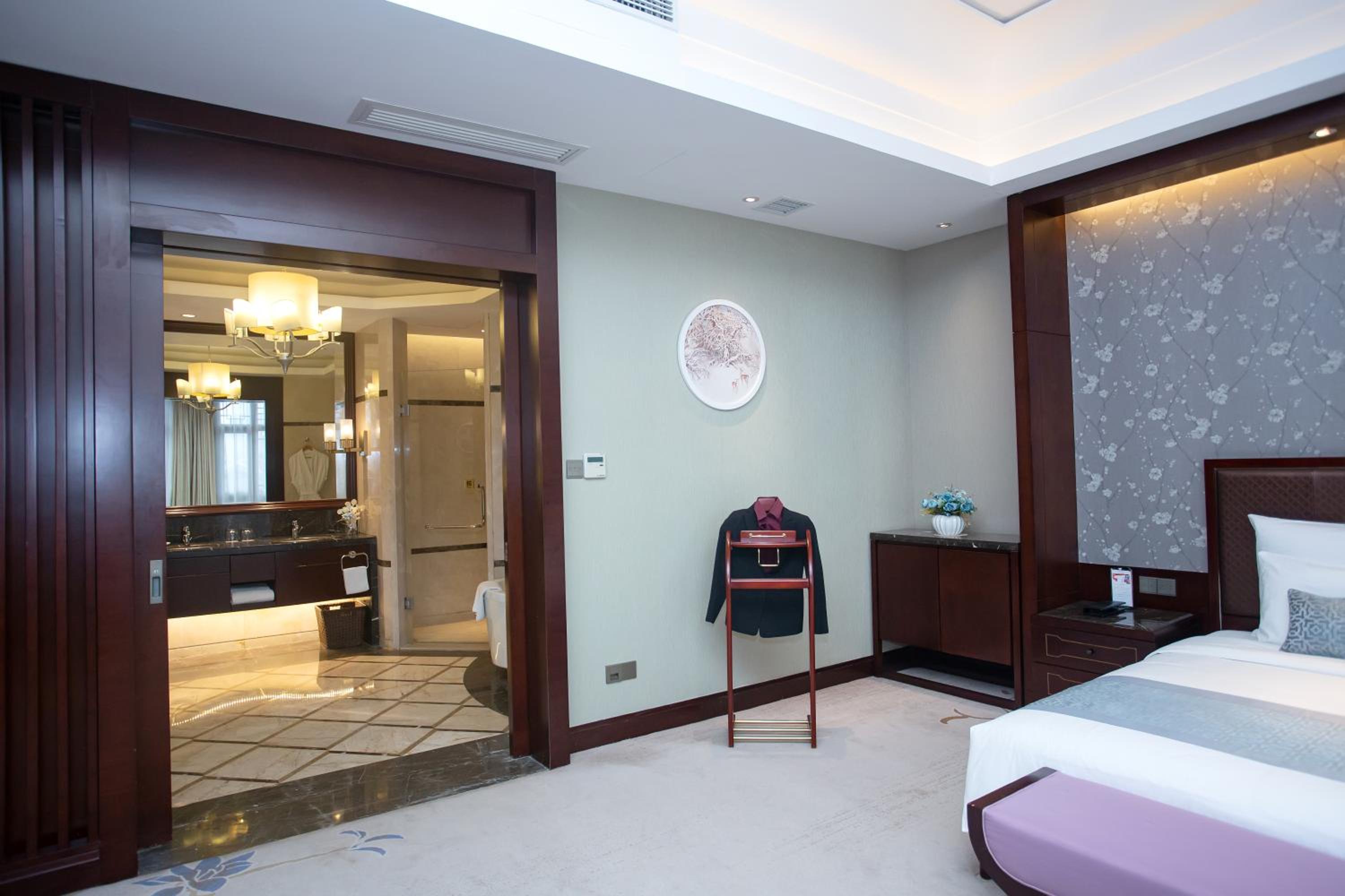 Deluxe King Bed Suite