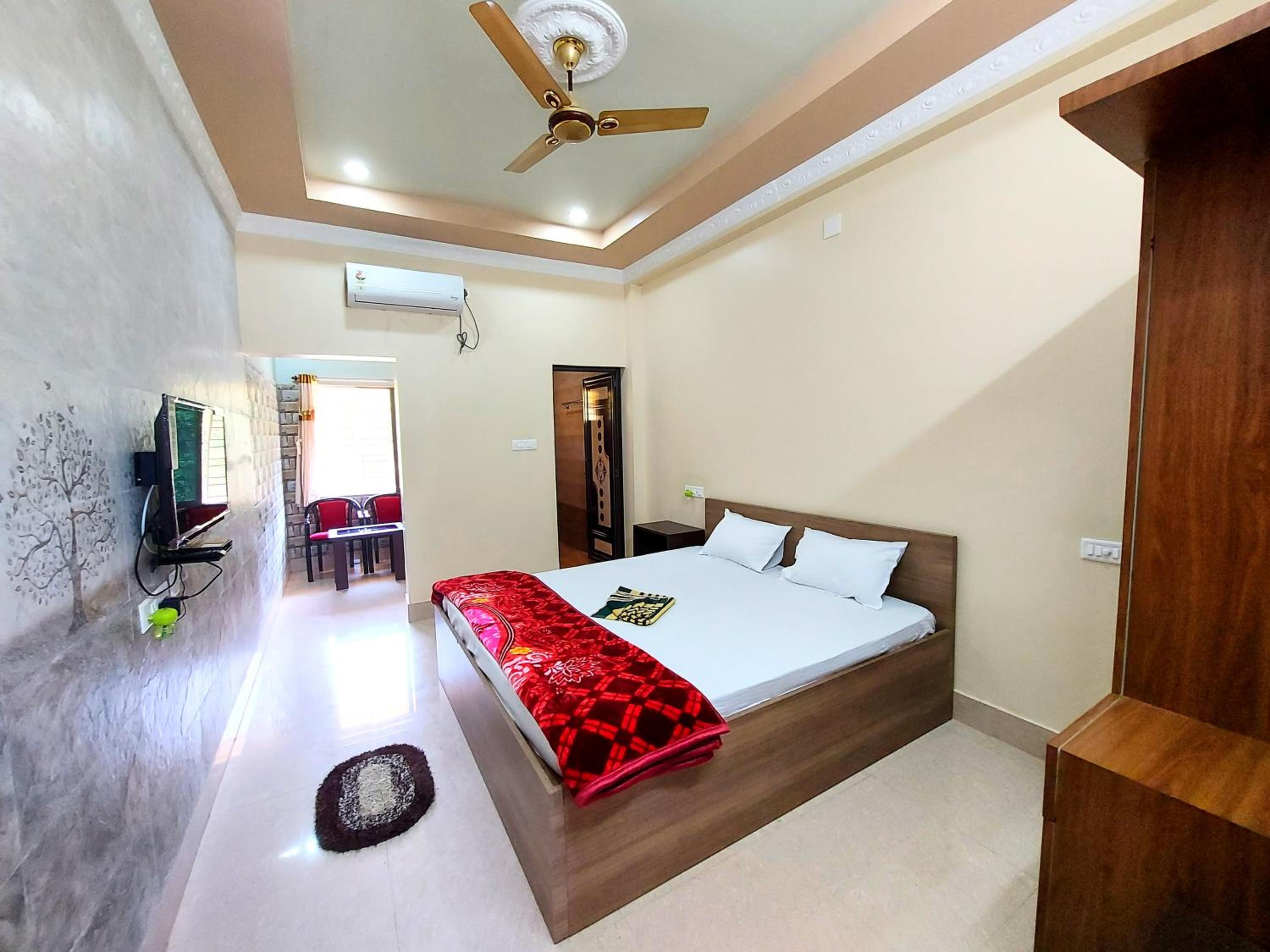 Deluxe Double Room with Balcony photo 2