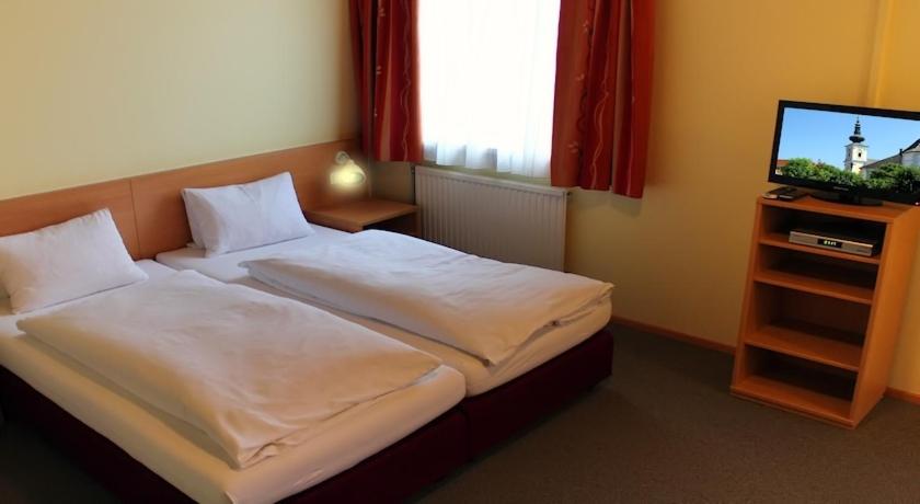 Economy Double Room photo 1