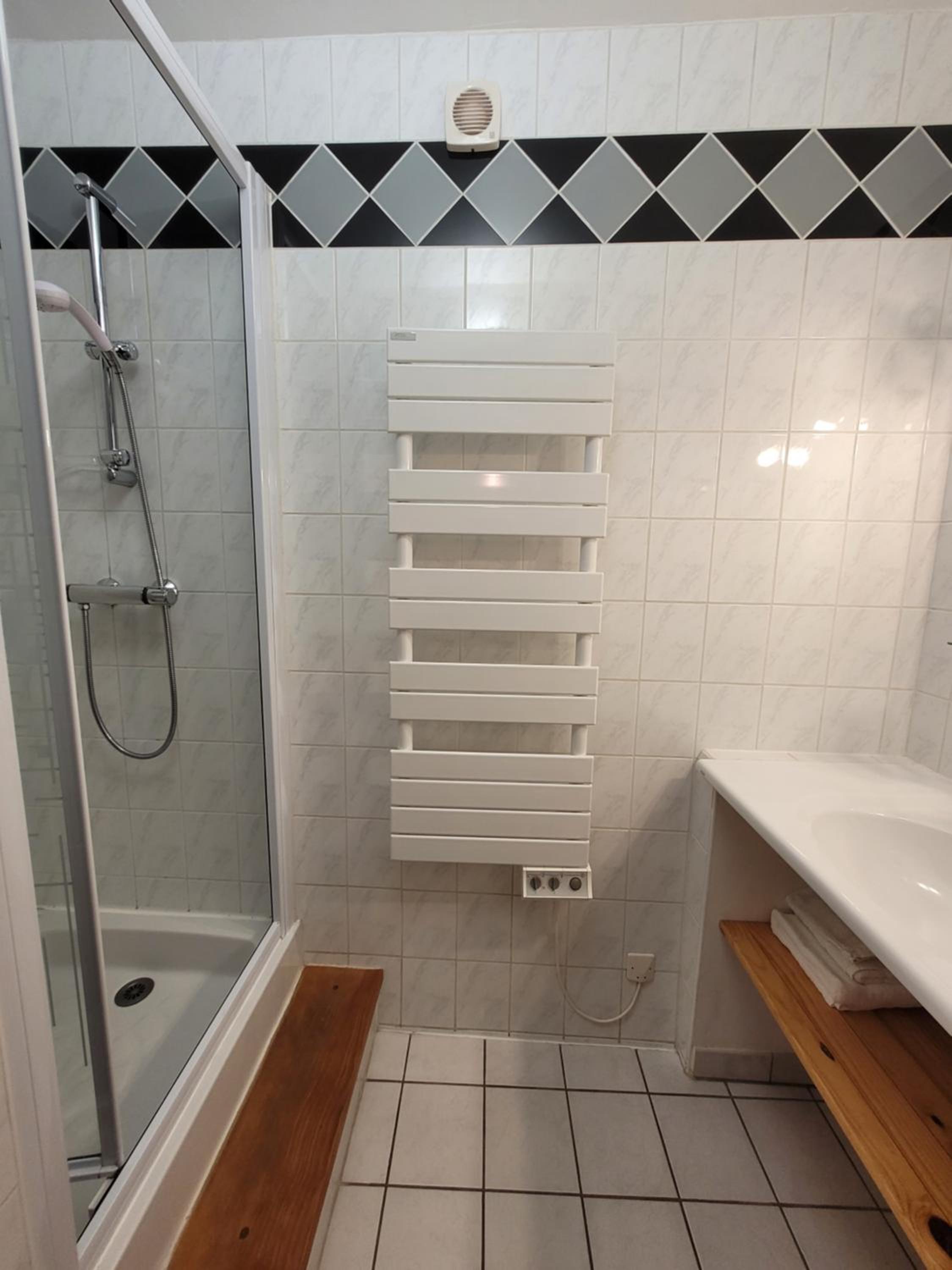 Double Room with Private Bathroom - Photo 2