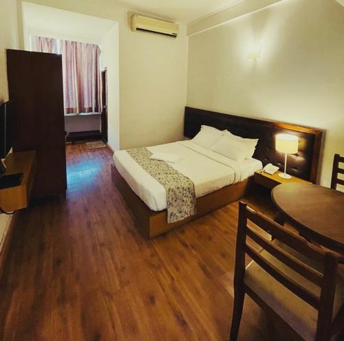 Standard Queen Room