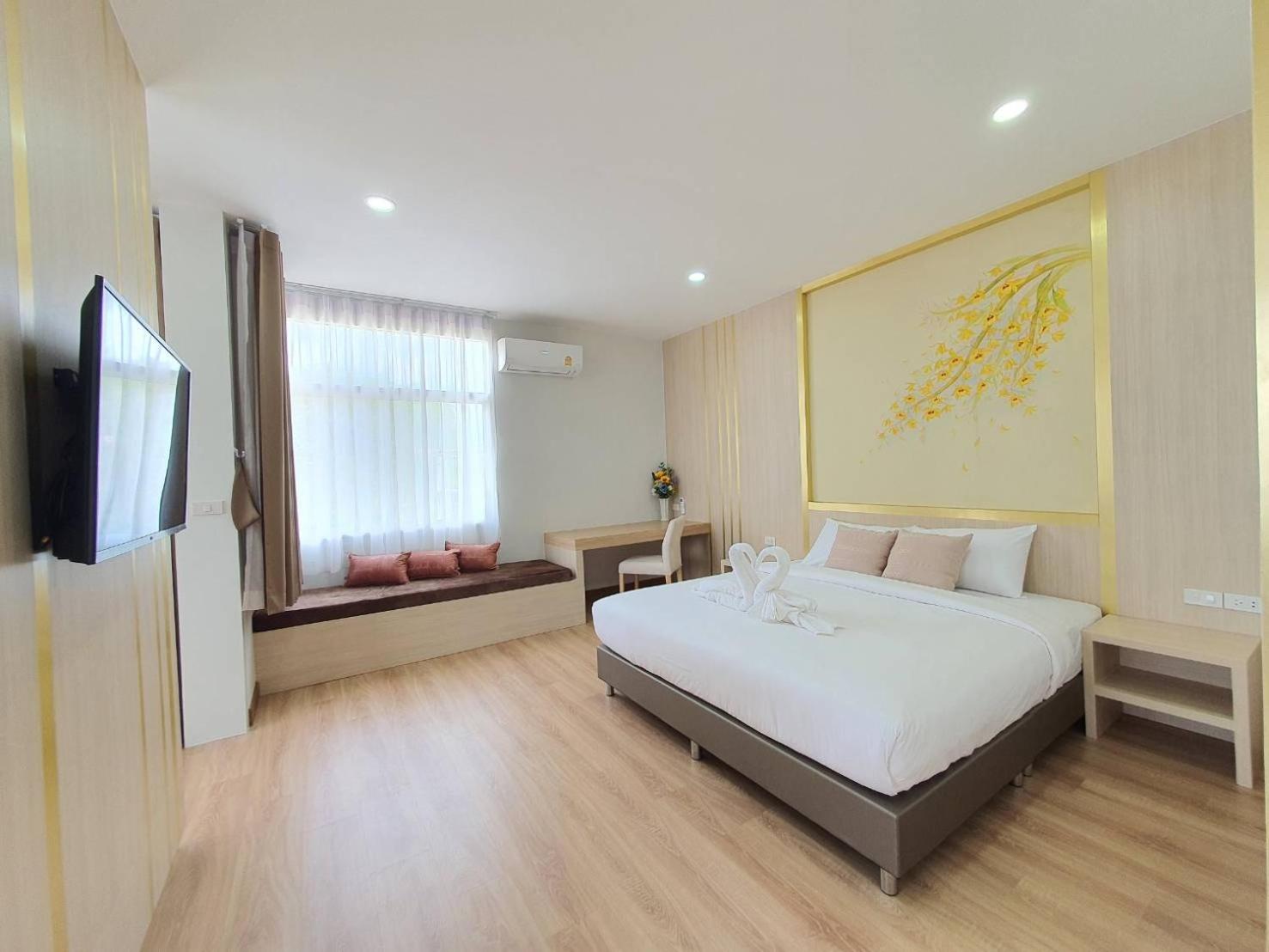 Suite - Photo 1