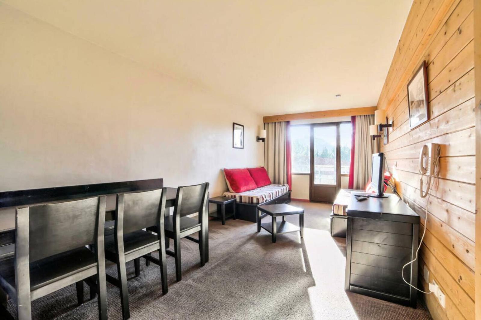 Select One-Bedroom Apartment (7 People)