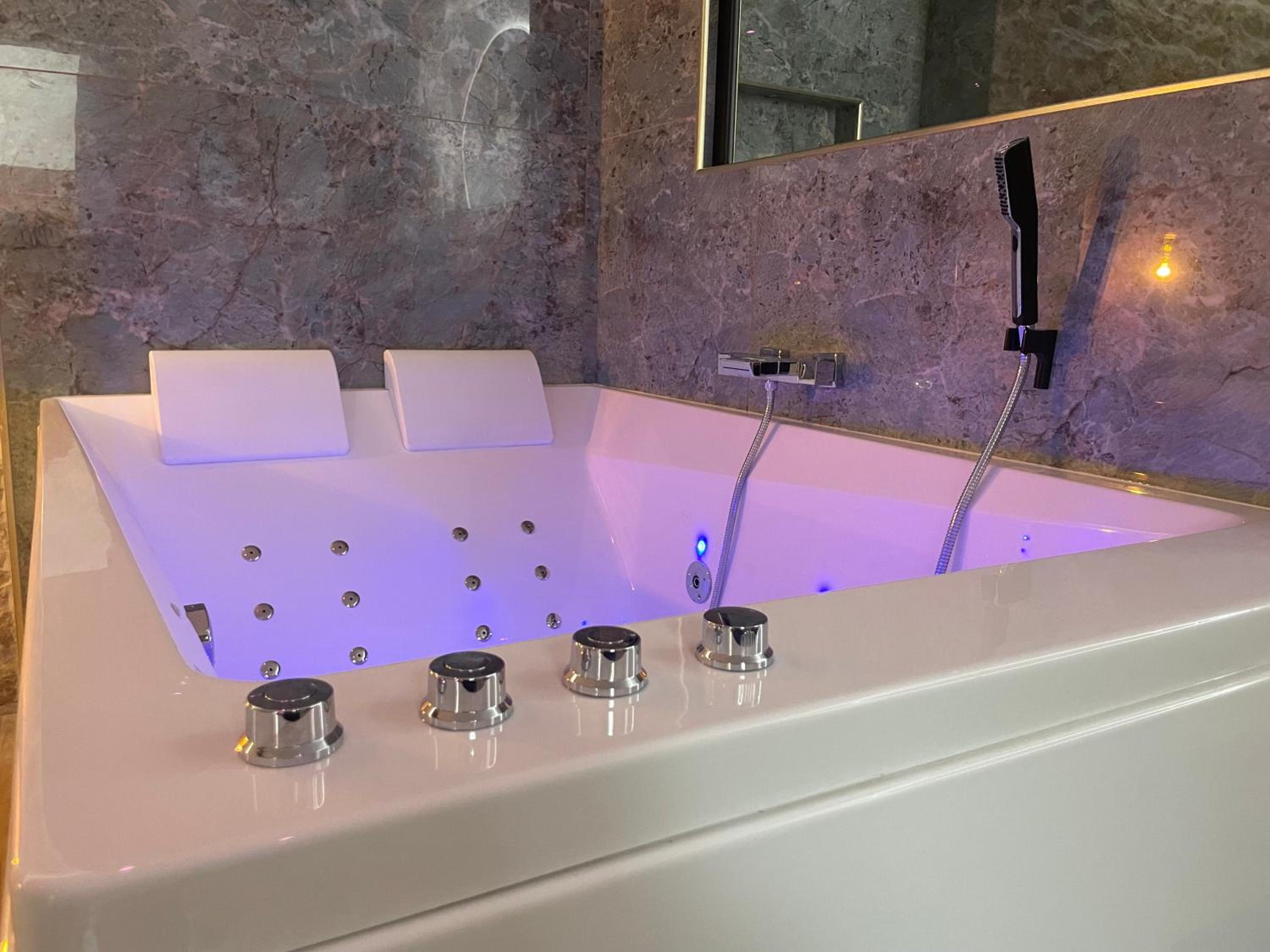Deluxe Suite with Spa Bath photo 3