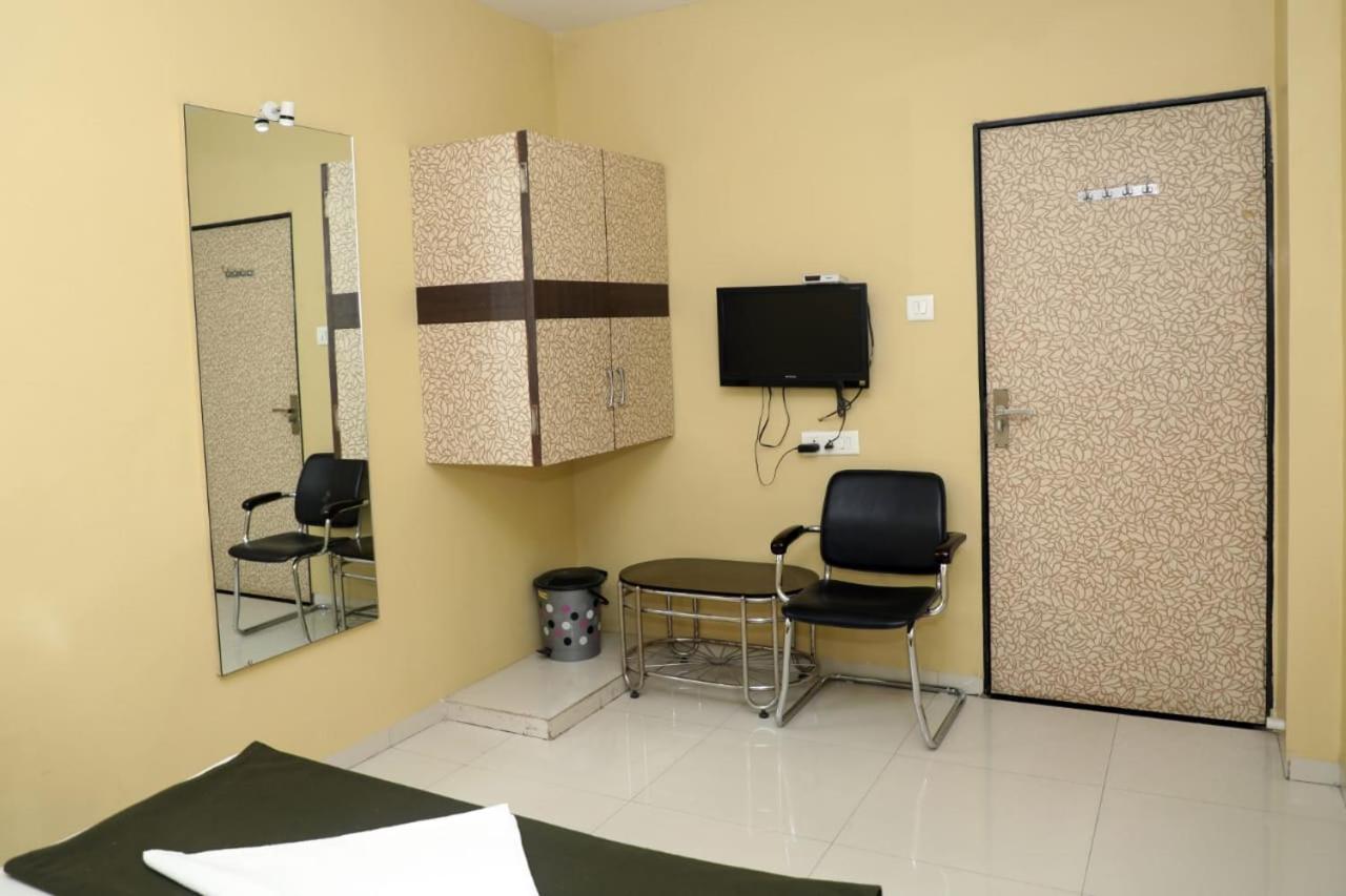 Standard Double Room - Photo 13