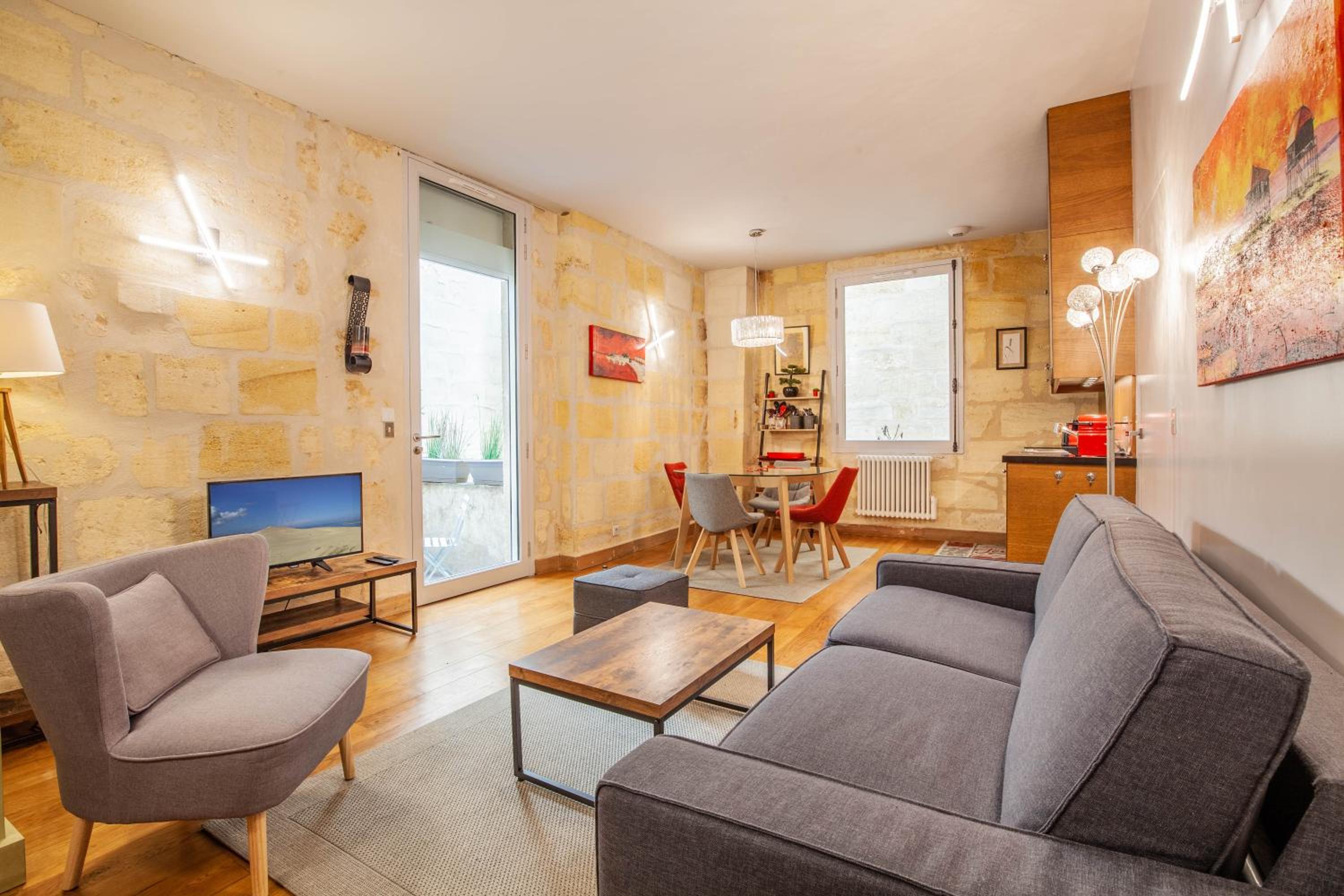 Apartment with Balcony - Photo 22