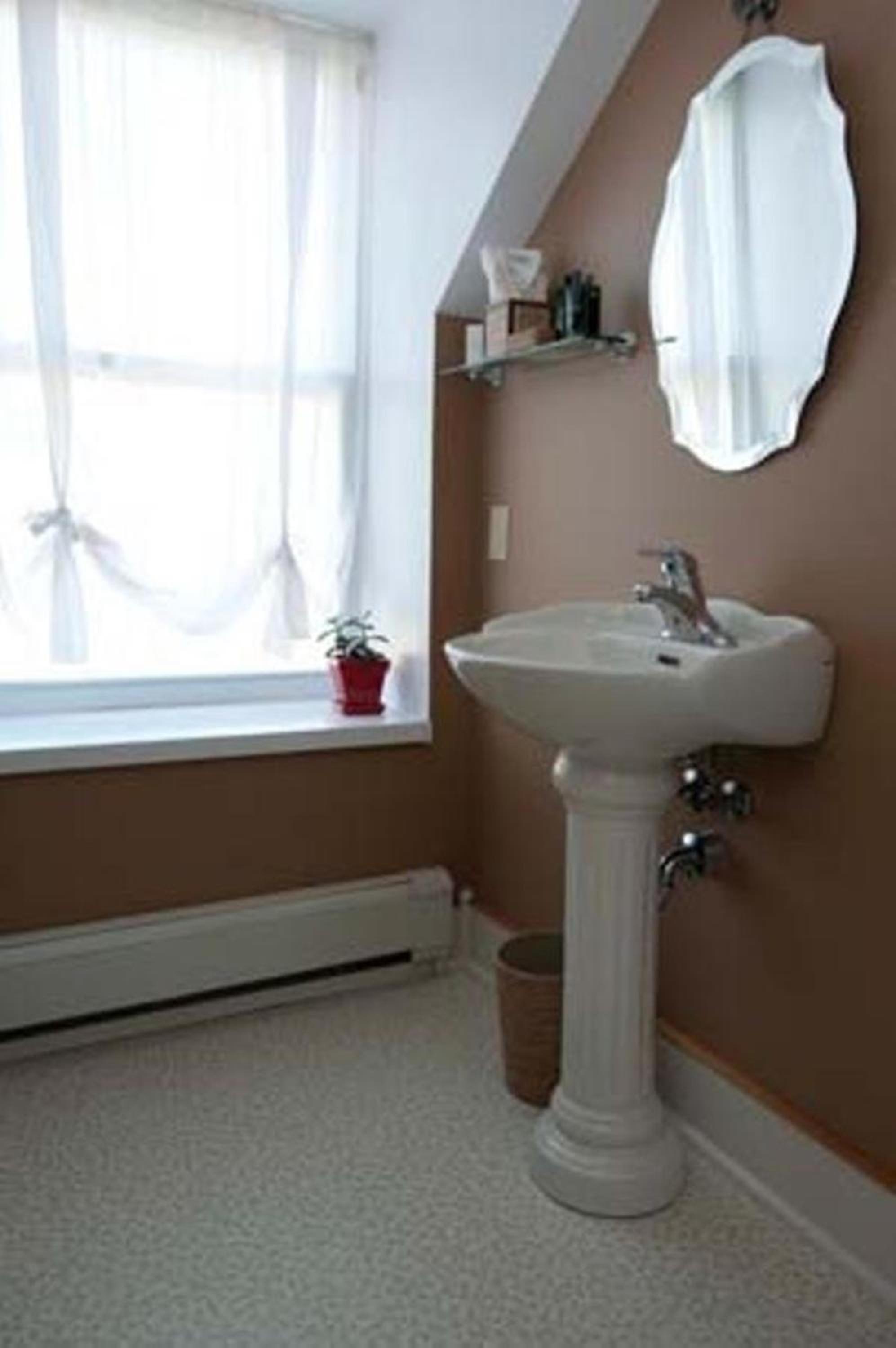 Queen Room photo 1