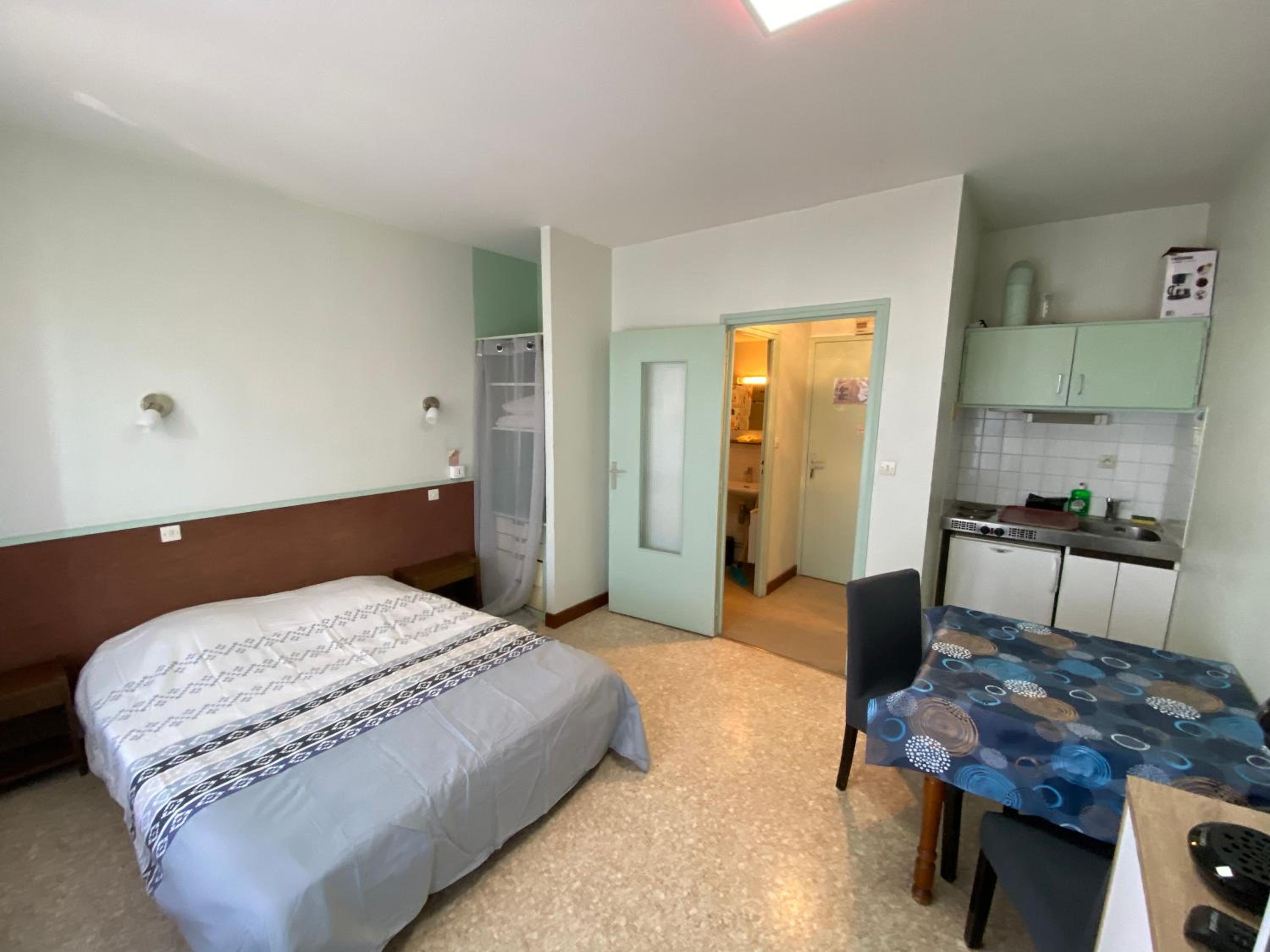 Apartment with Balcony - Photo 4
