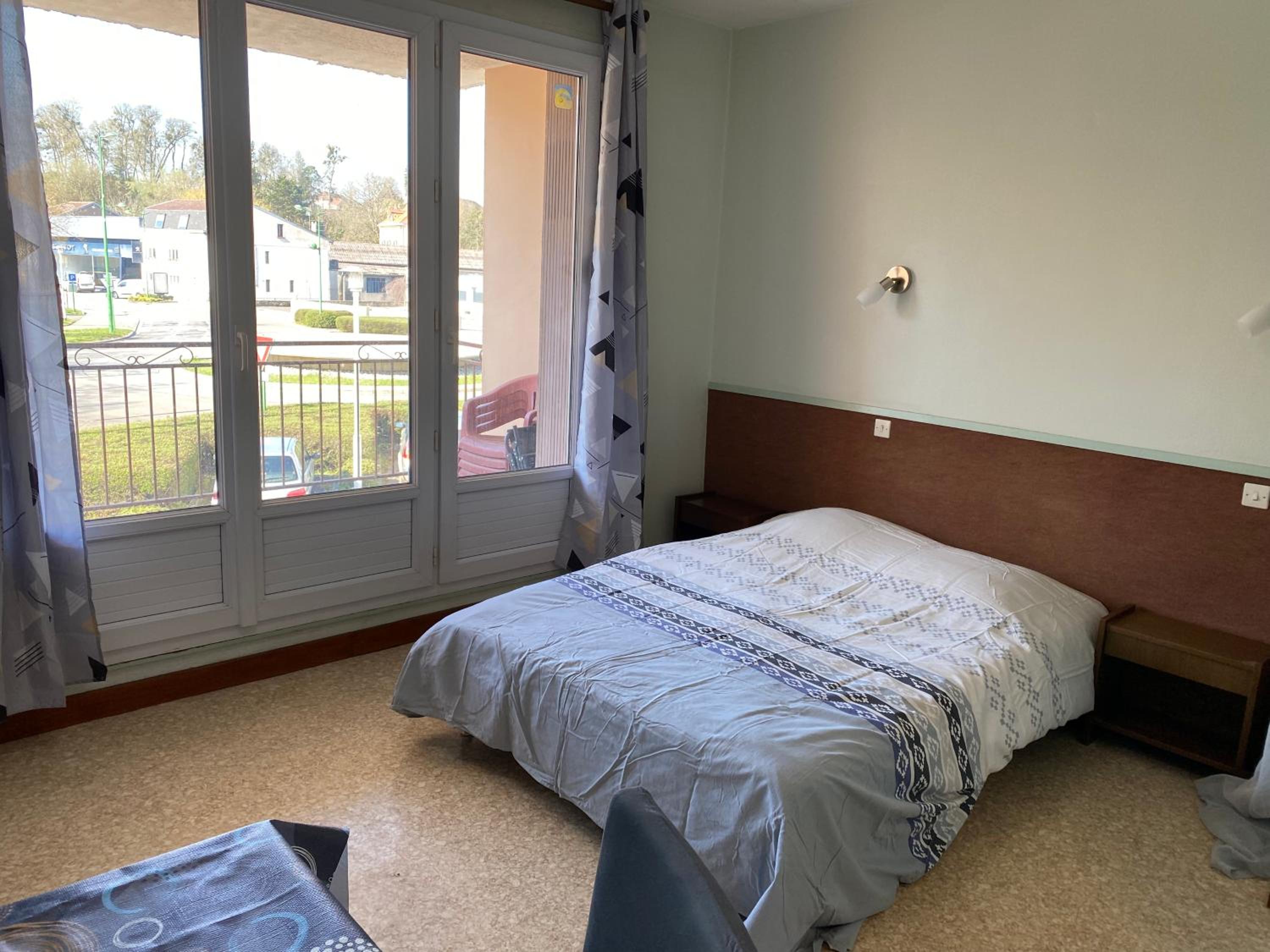 Apartment with Balcony - Photo 14