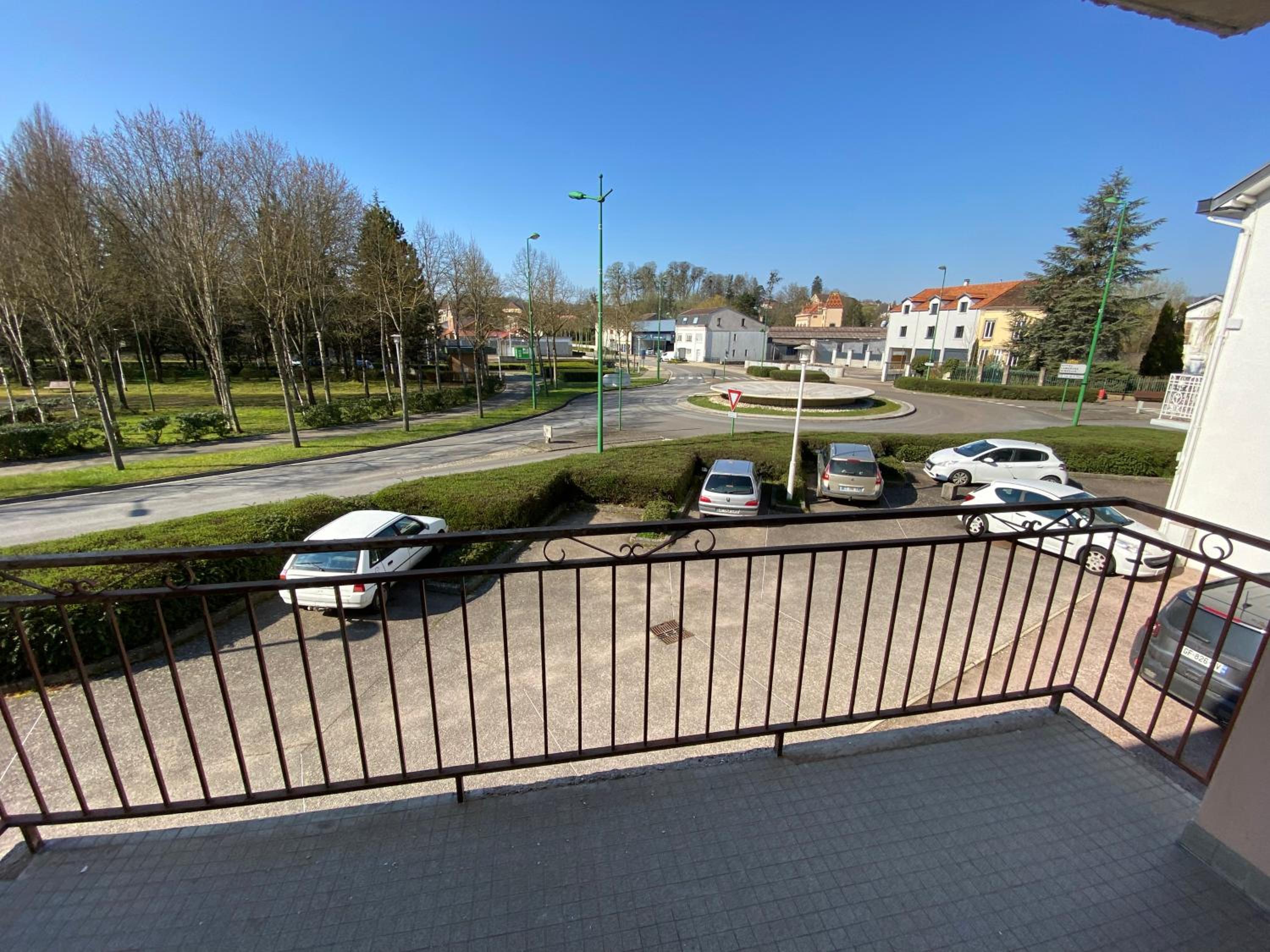 Apartment with Balcony - Photo 18