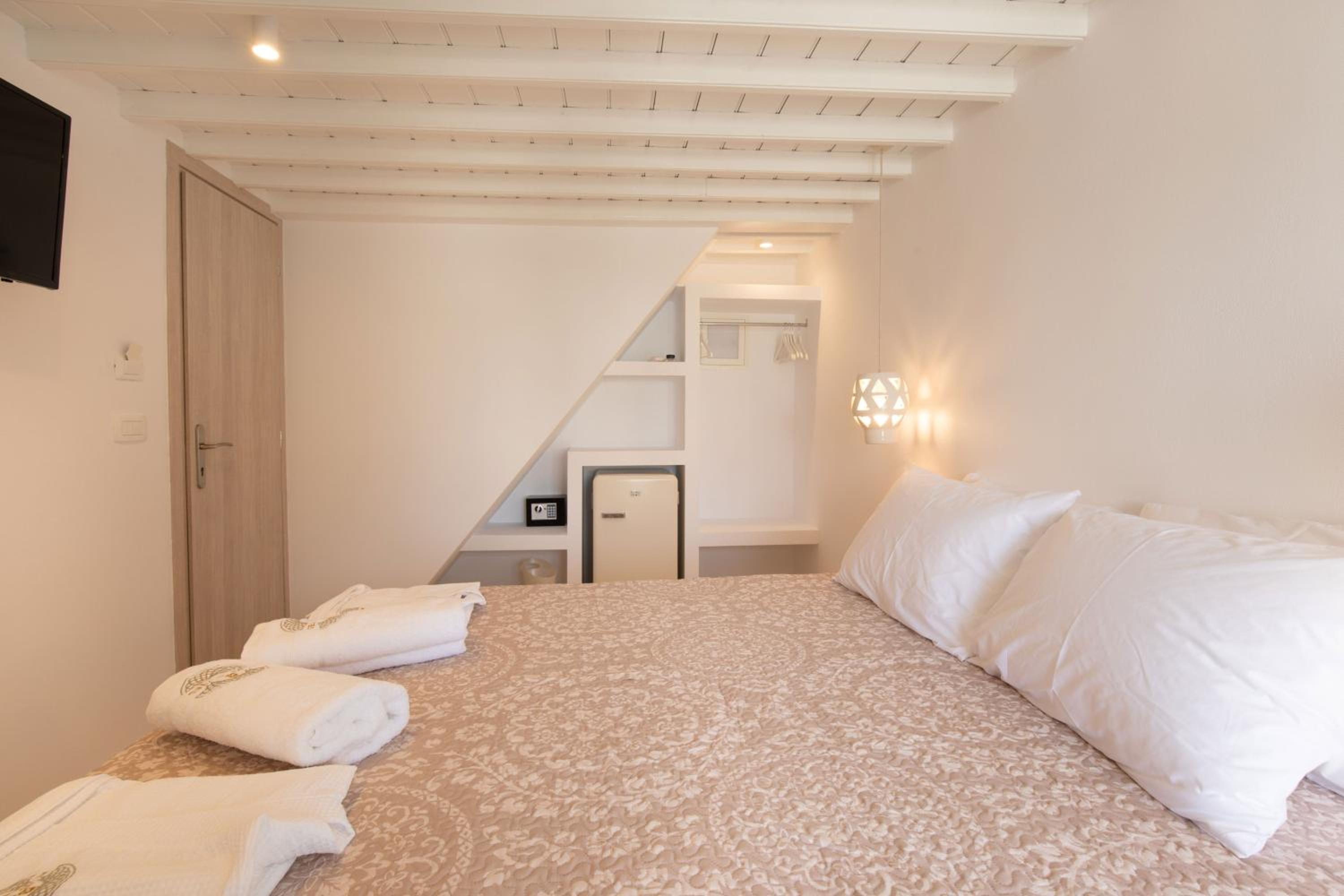 Deluxe Suite with Spa Bath photo 2