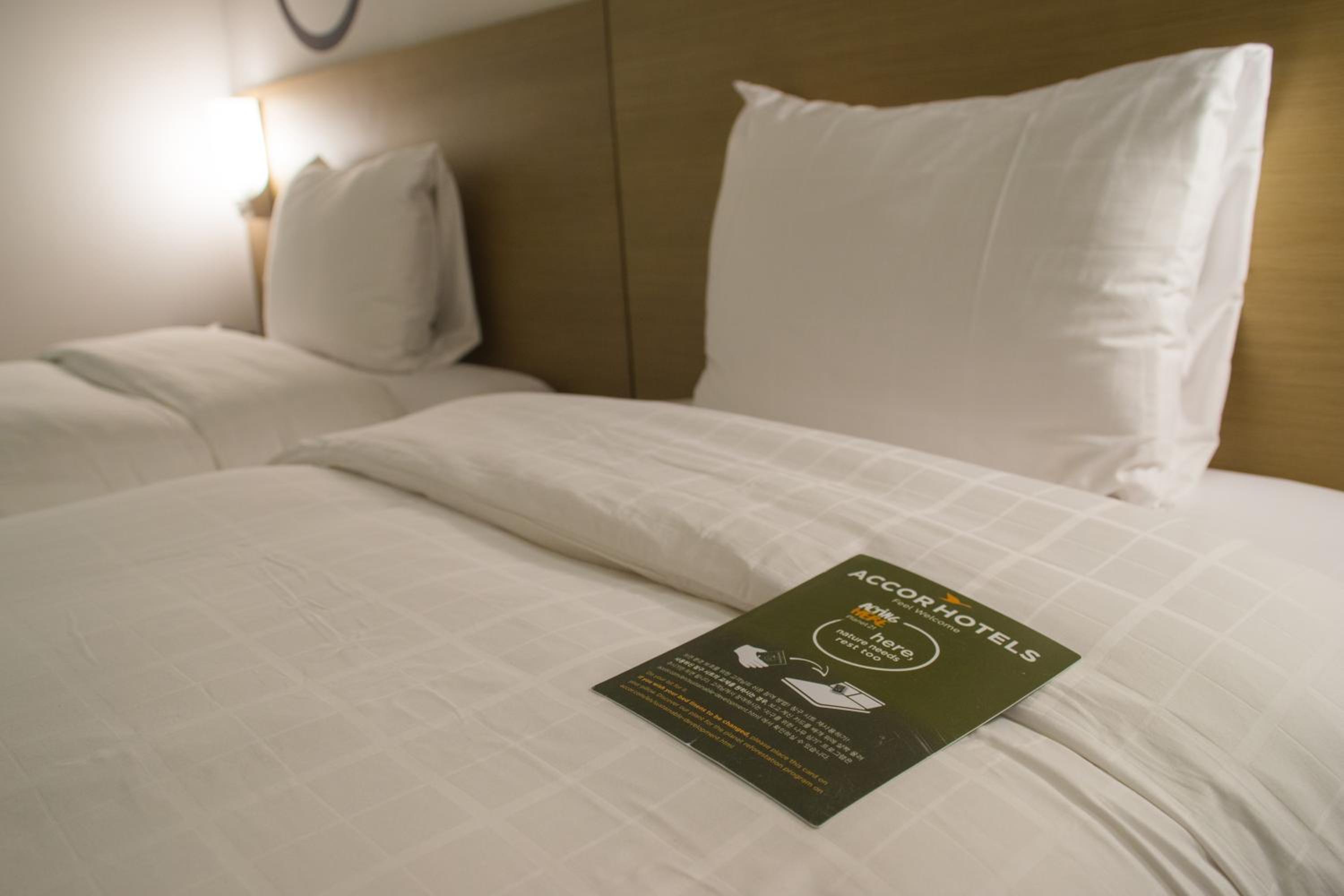 Standard Twin Room with City View photo 2