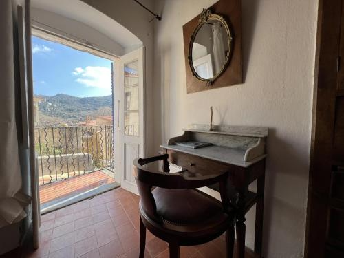 Double Room with Balcony and Mountain View photo 3