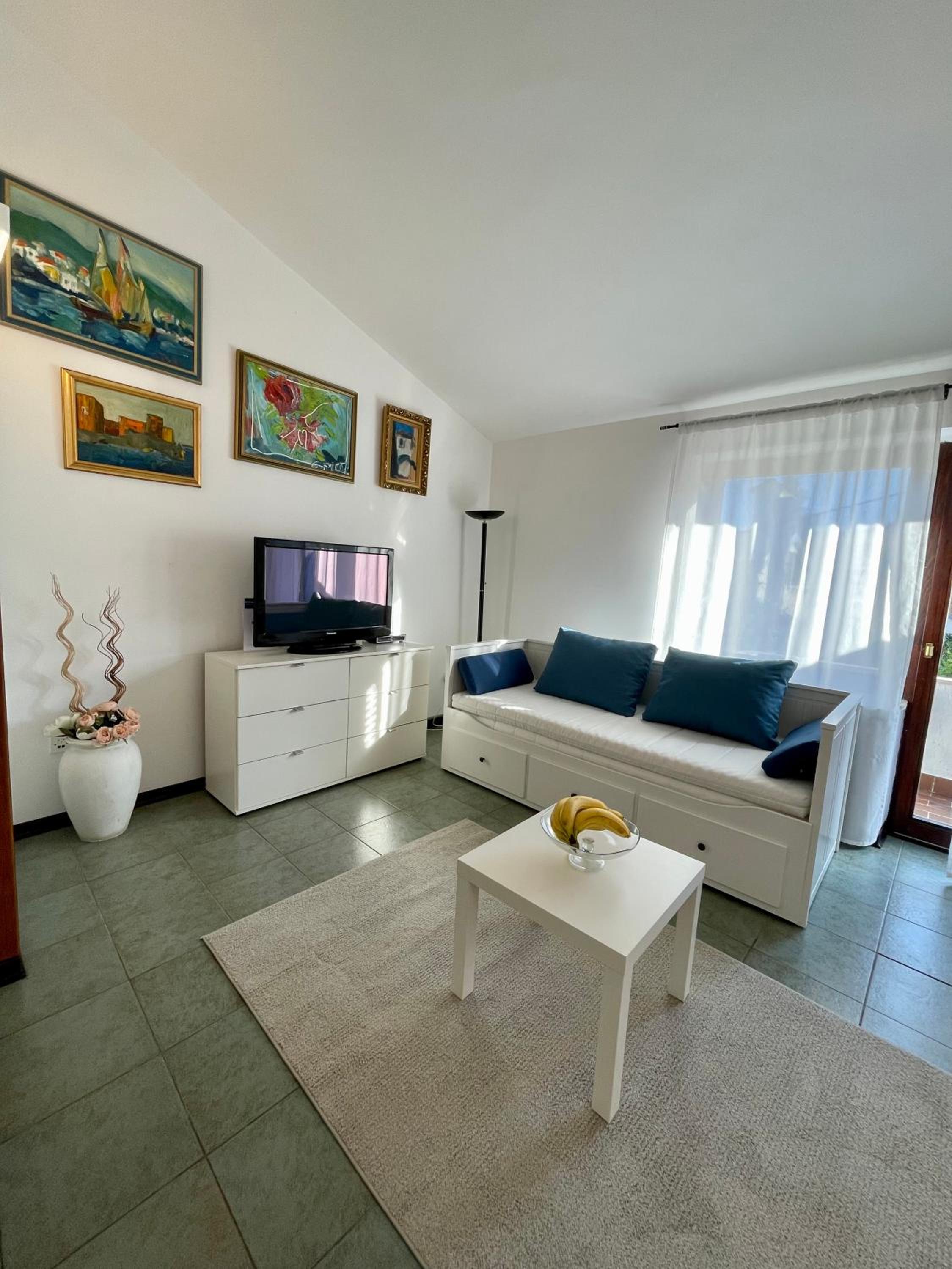 One-Bedroom Apartment photo 1